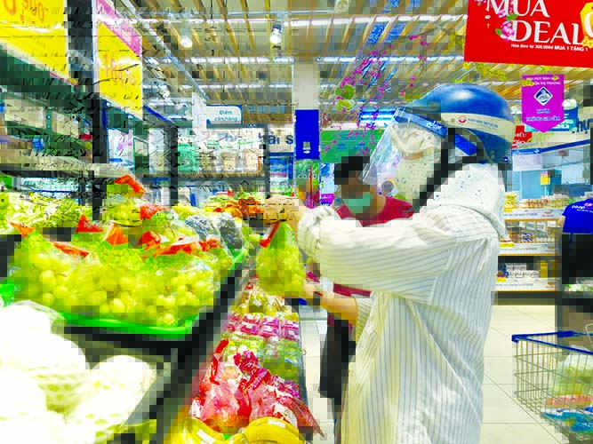 Giá xăng tăng, phái đẹp vẫn được ưu tiên mua hàng giảm giá - Ảnh 2. Giá xăng tăng, phái đẹp vẫn được ưu tiên mua hàng giảm giá - Ảnh 2.