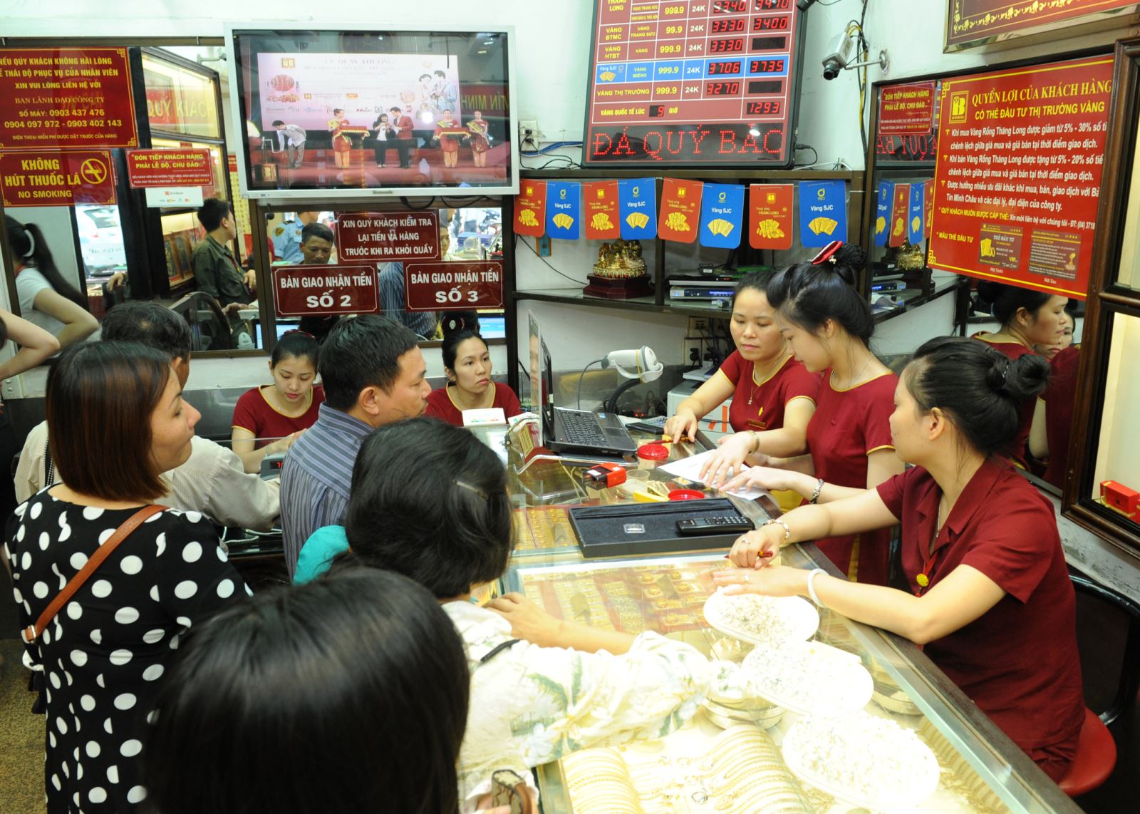 Vàng SJC trong nước lại tăng dồn dập, tiến tới mốc 69 triệu đồng/lượng. Ảnh: TTXVN