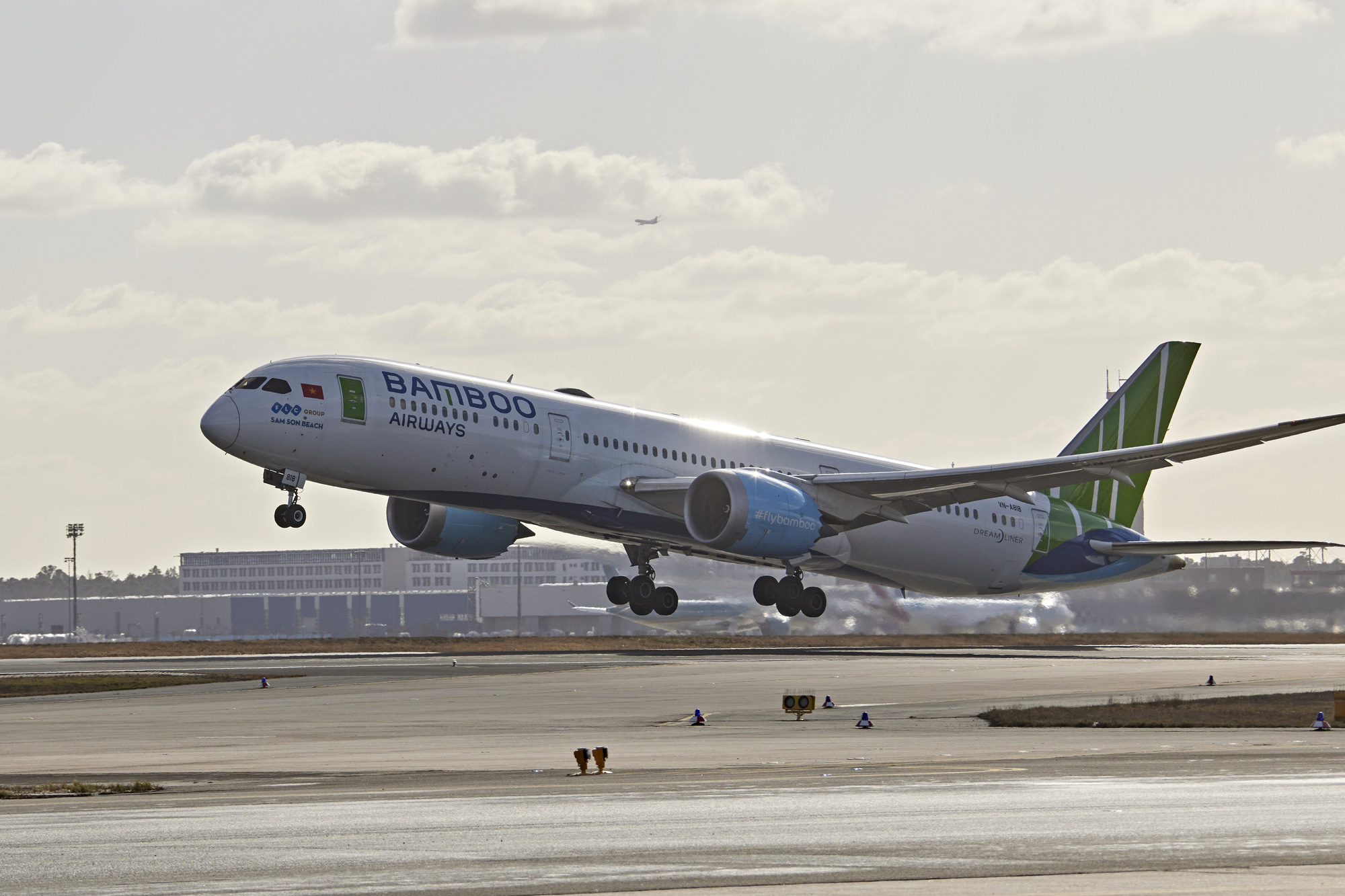 Bamboo Airways thực hiện chuyến bay đầu tiên đưa công dân từ Ukraine về nước ngày 9/3 - Ảnh 1.