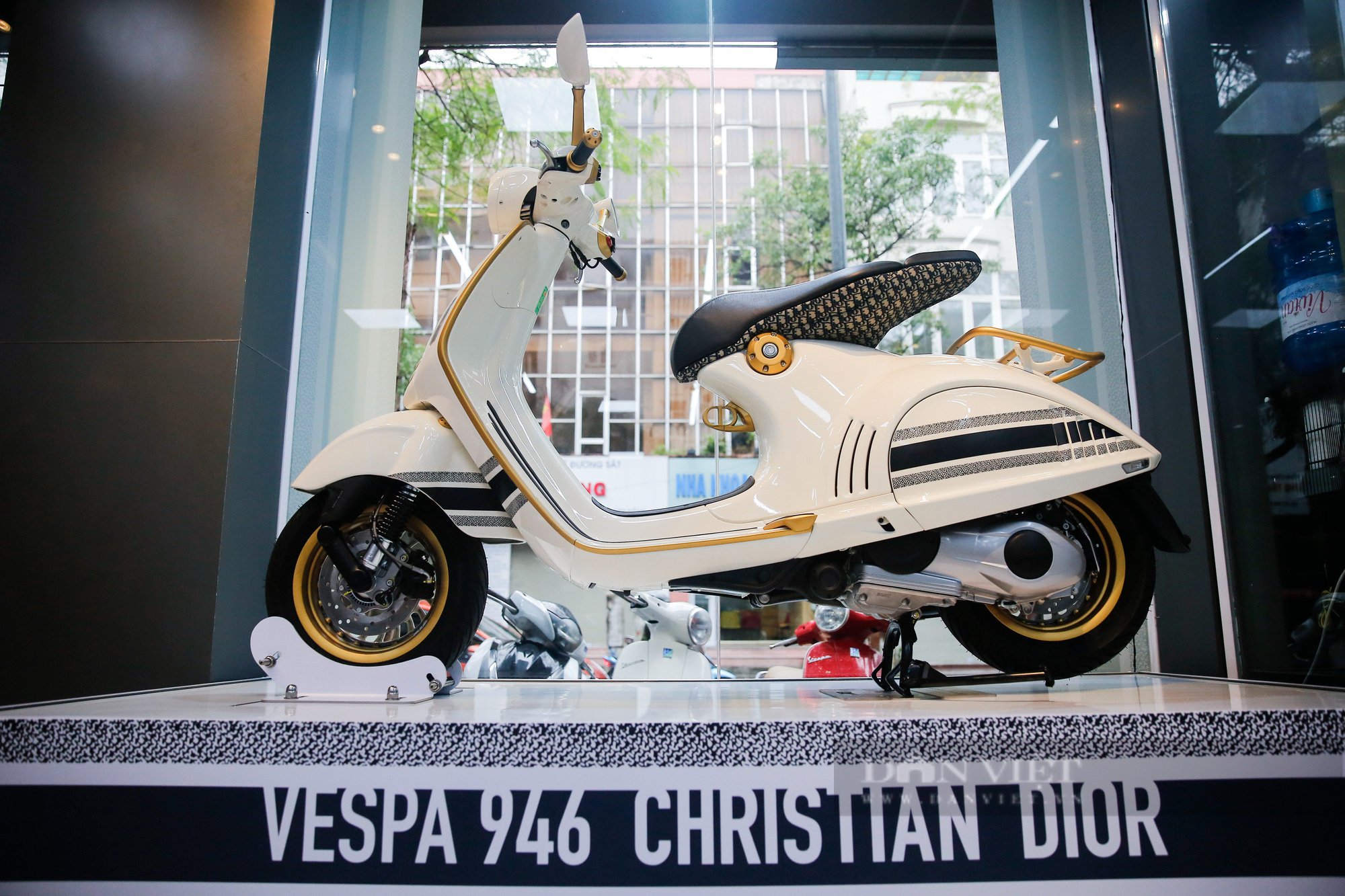 Vespa 946 Christian Dior