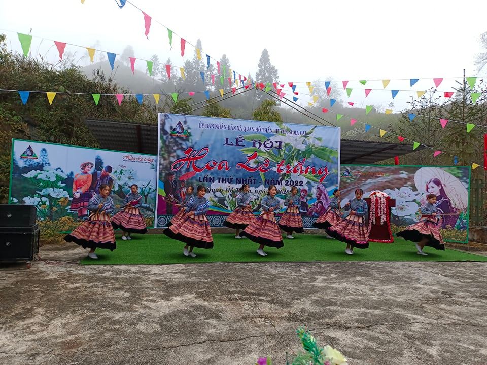 Lần đầu tiên Si Ma Cai tổ chức lễ hội hoa lê, chiêm ngưỡng vẻ đẹp thiếu nữ Mông bên rừng hoa trắng - Ảnh 8.