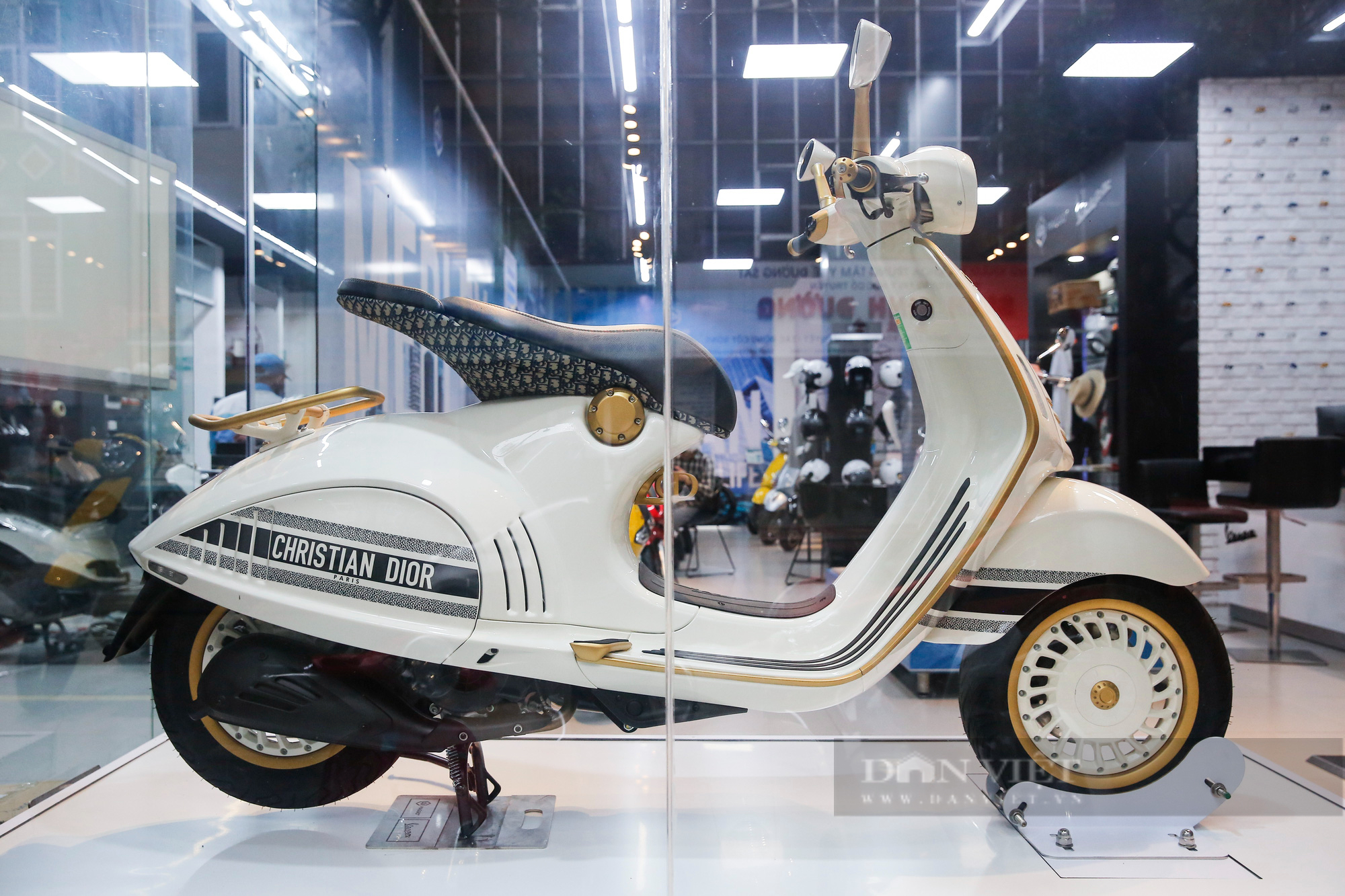 Vespa 946 Christian Dior