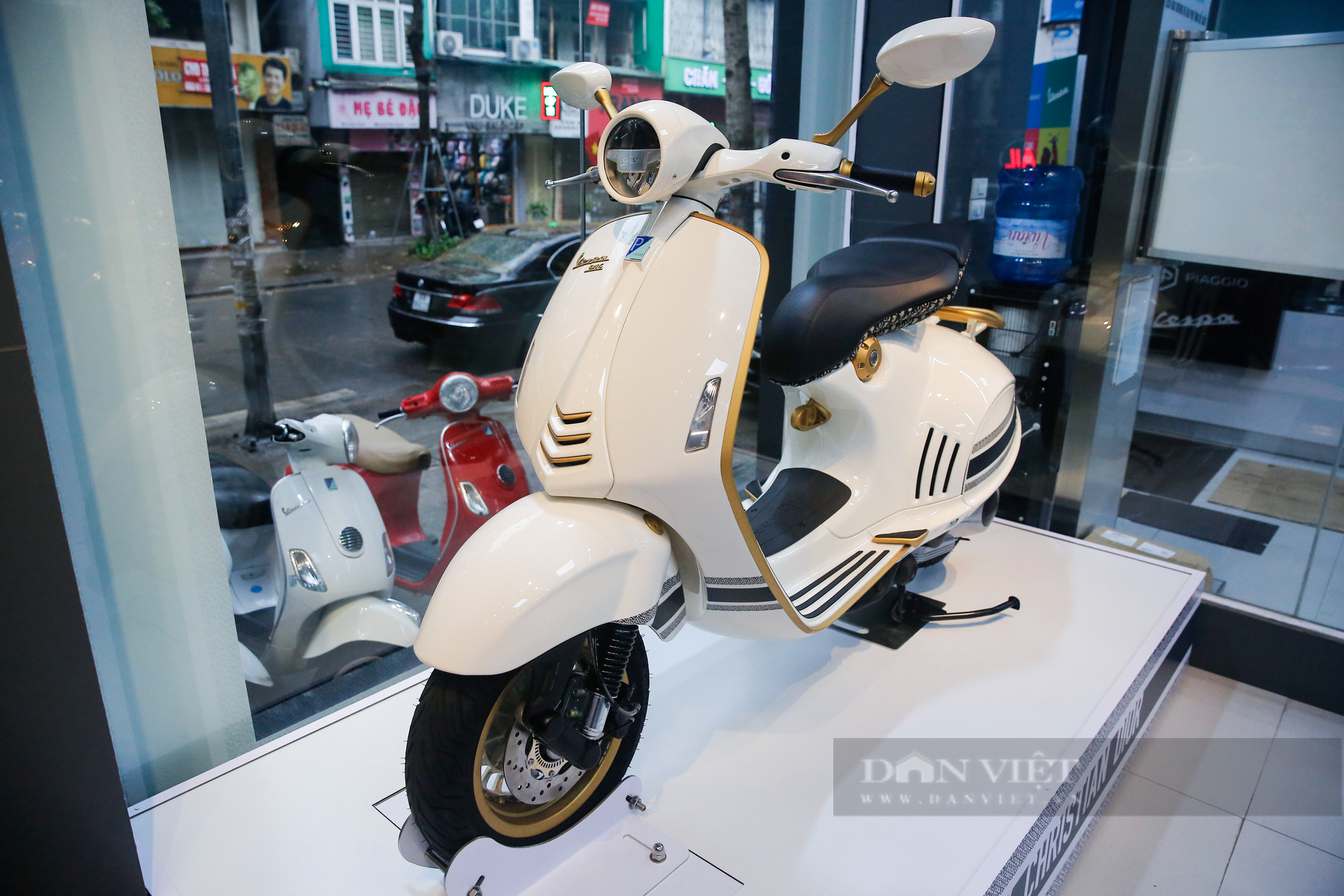 Vespa 946 Christian Dior