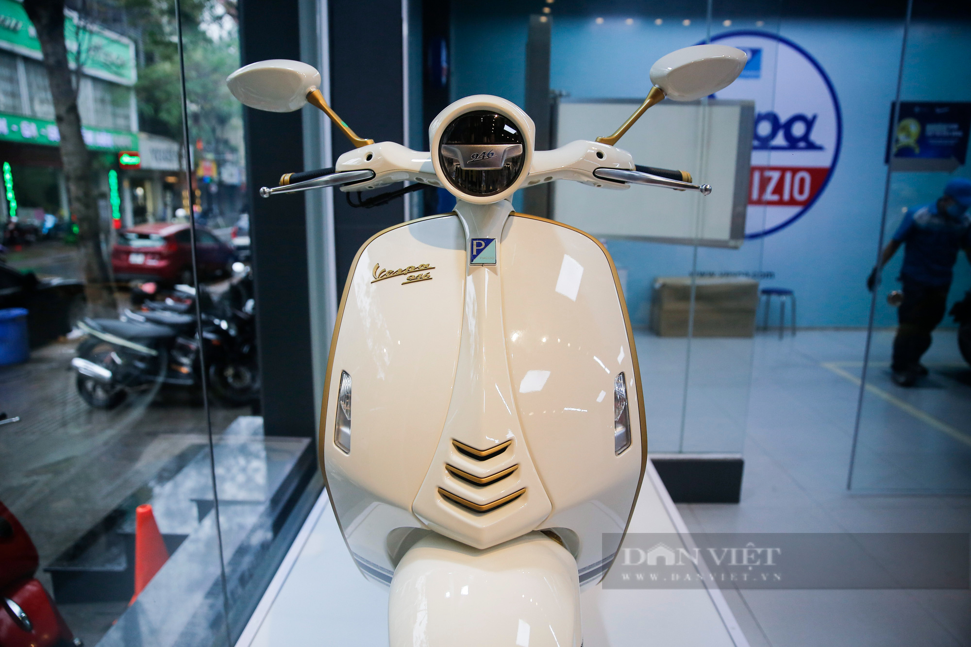 Vespa 946 Christian Dior