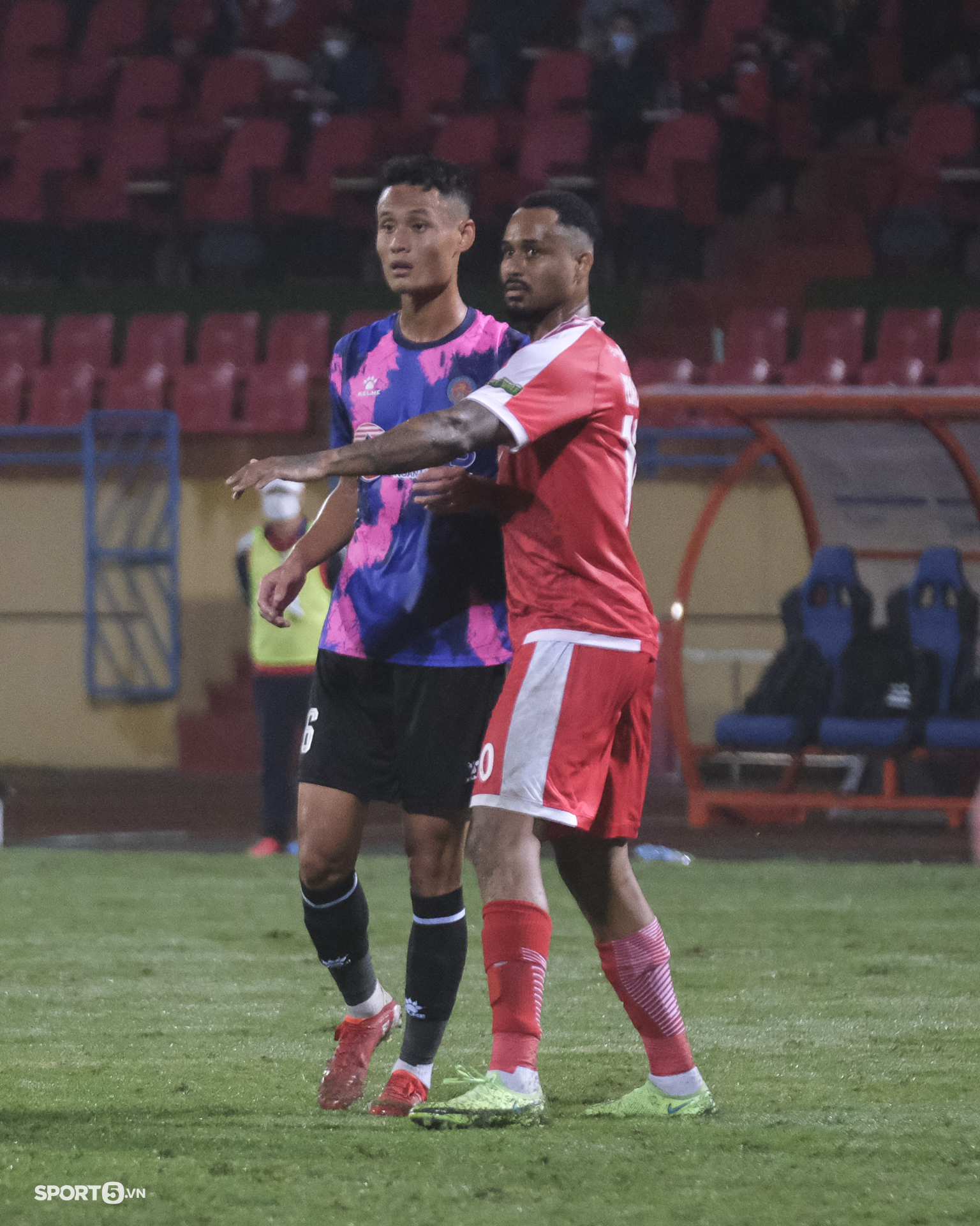 Cận cảnh pha &quot;bỏ bóng ôm người&quot; dẫn đến thẻ đỏ đầu tiên của V.League 2022 - Ảnh 10.