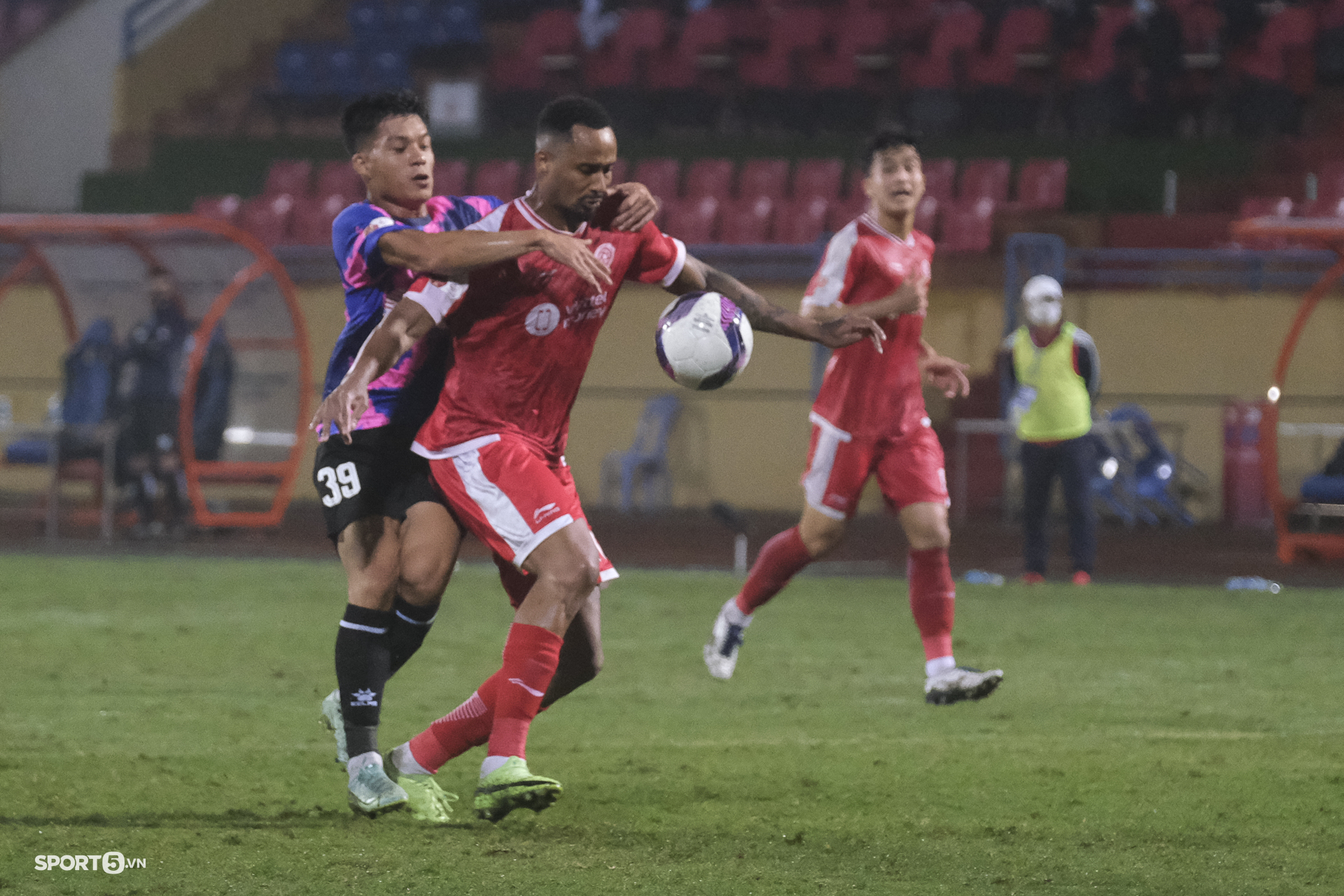 Cận cảnh pha &quot;bỏ bóng ôm người&quot; dẫn đến thẻ đỏ đầu tiên của V.League 2022 - Ảnh 1.