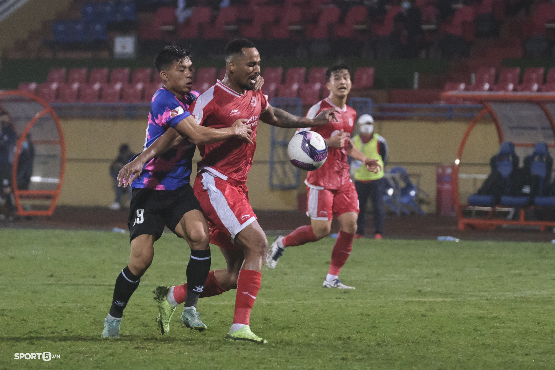 Cận cảnh pha &quot;bỏ bóng ôm người&quot; dẫn đến thẻ đỏ đầu tiên của V.League 2022 - Ảnh 2.