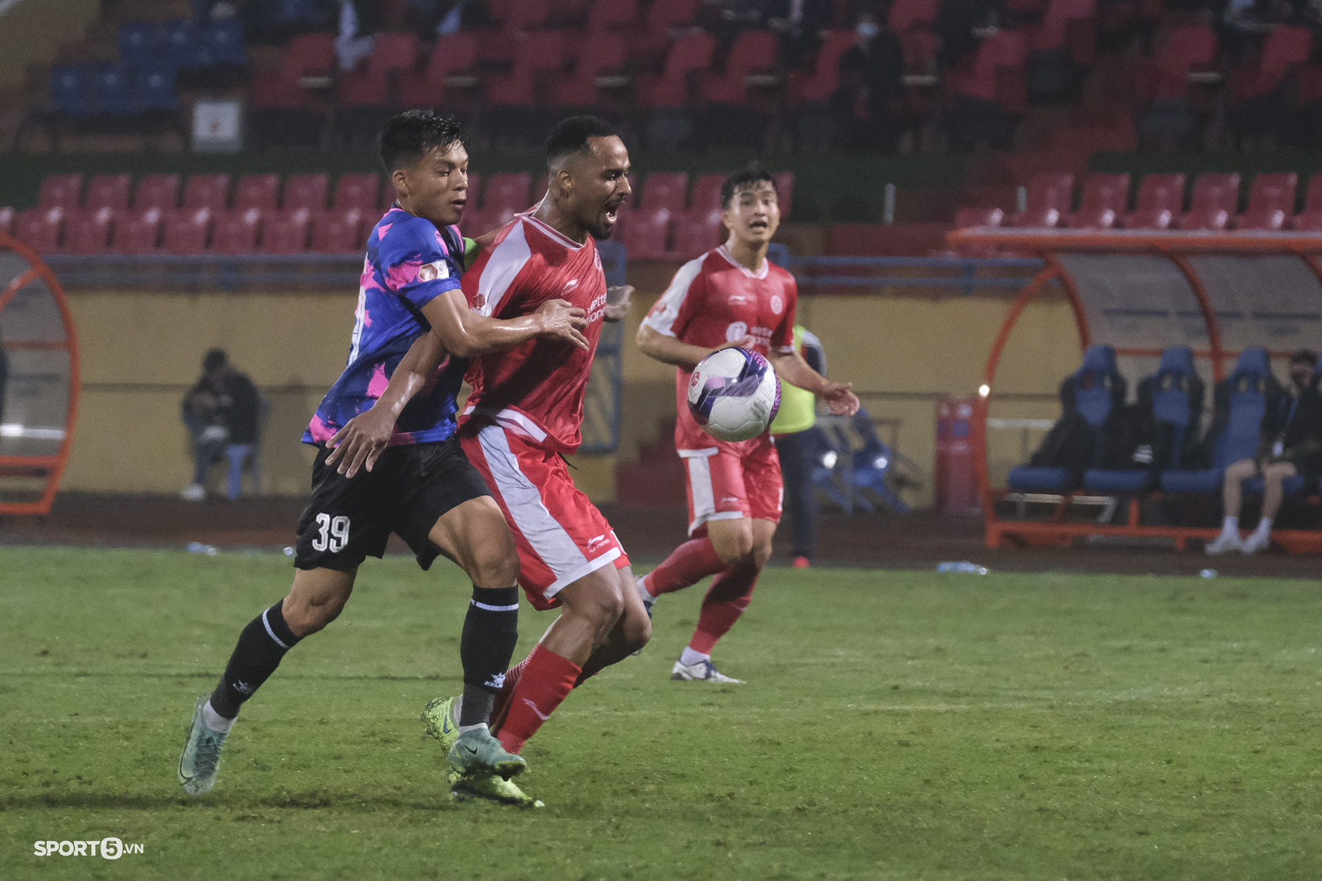 Cận cảnh pha &quot;bỏ bóng ôm người&quot; dẫn đến thẻ đỏ đầu tiên của V.League 2022 - Ảnh 3.