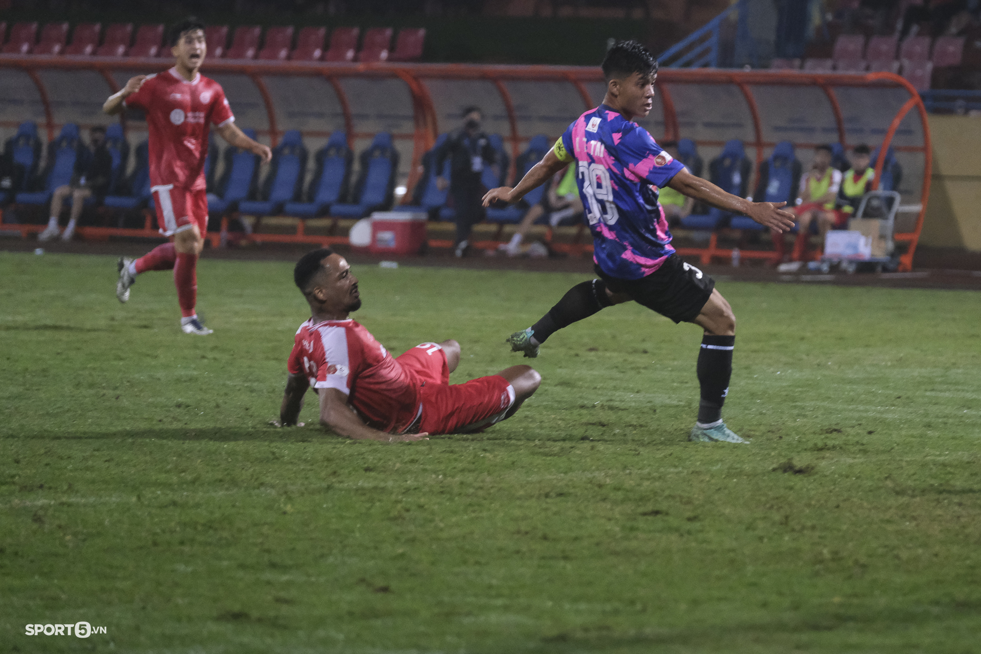 Cận cảnh pha &quot;bỏ bóng ôm người&quot; dẫn đến thẻ đỏ đầu tiên của V.League 2022 - Ảnh 4.