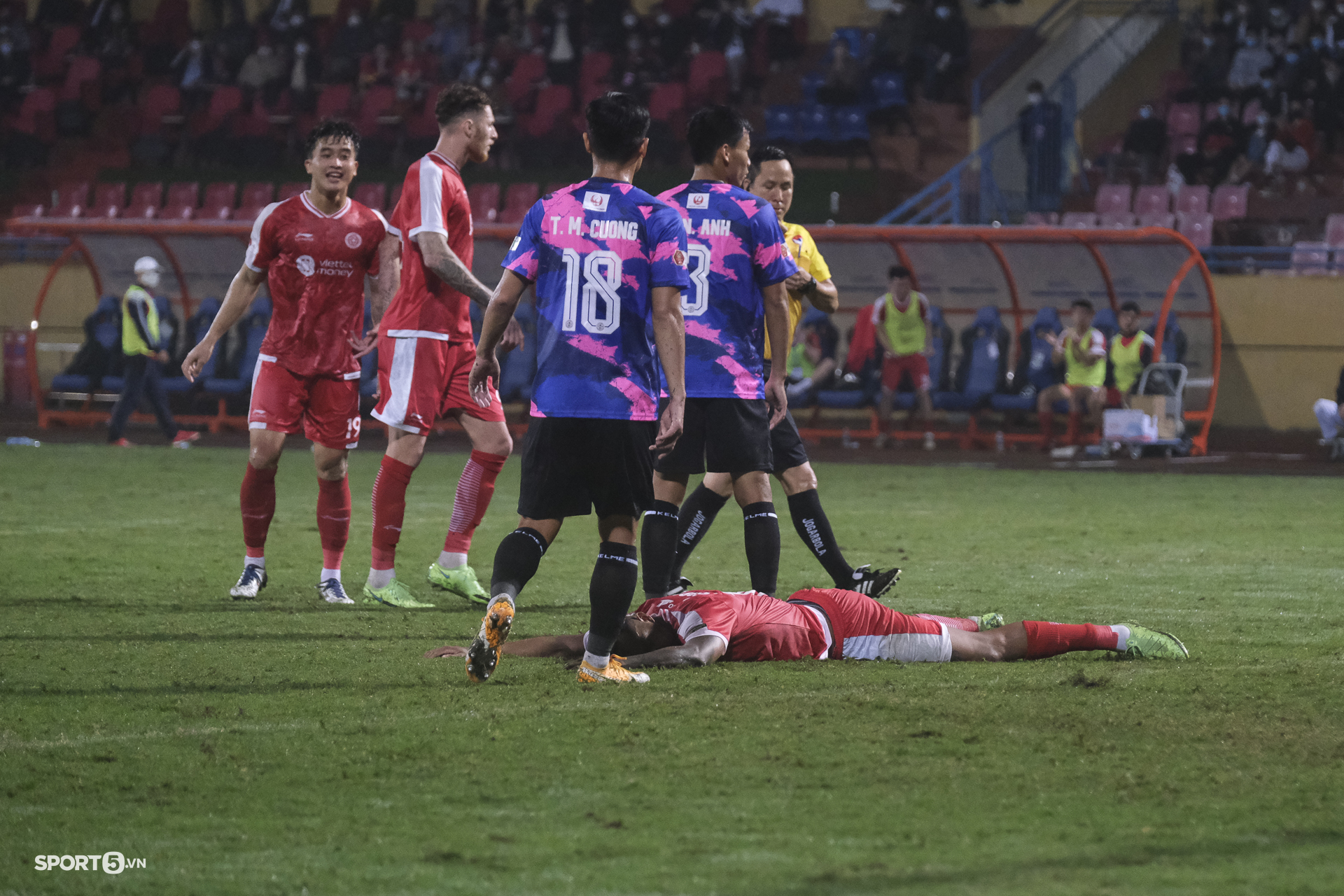 Cận cảnh pha &quot;bỏ bóng ôm người&quot; dẫn đến thẻ đỏ đầu tiên của V.League 2022 - Ảnh 5.