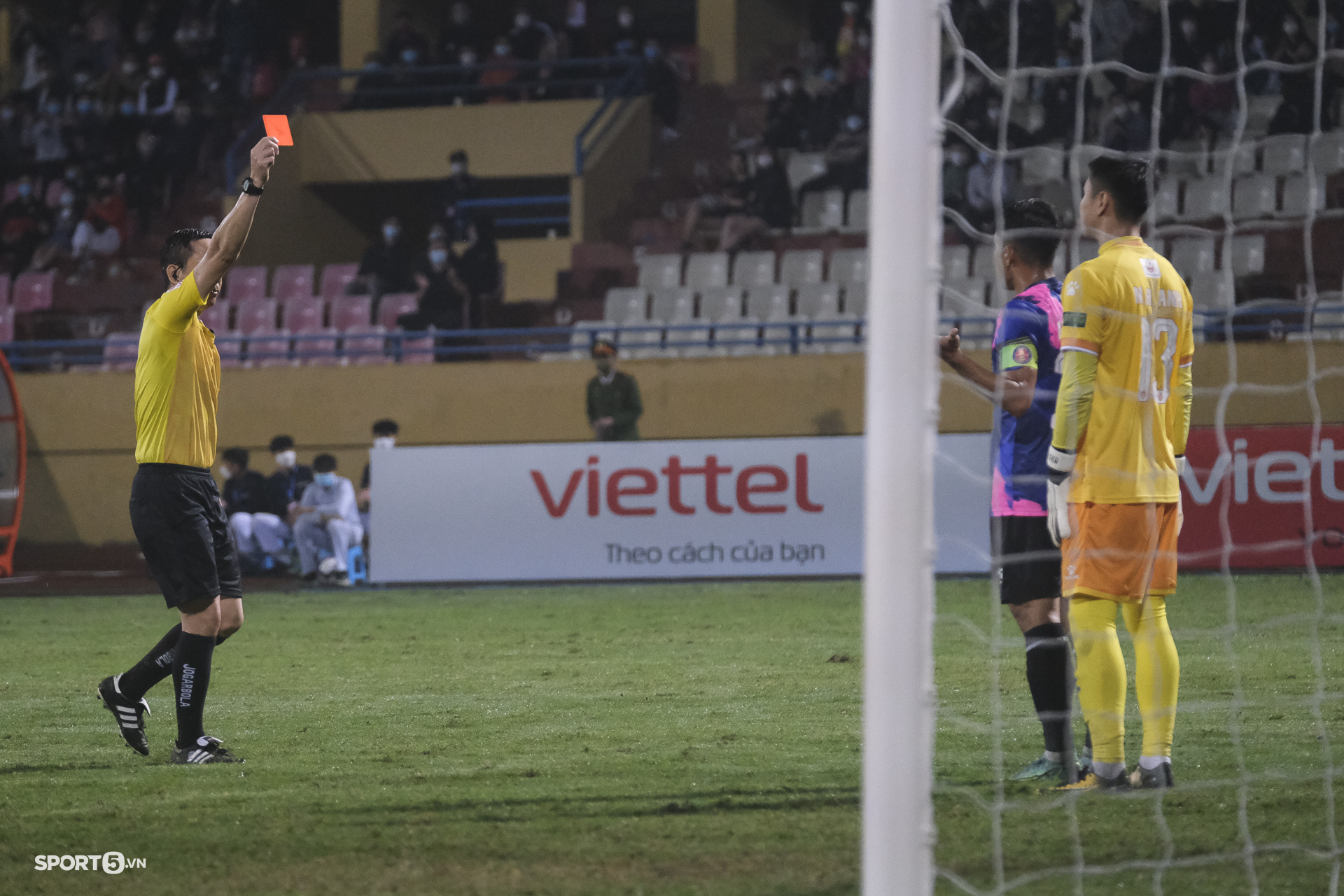 Cận cảnh pha &quot;bỏ bóng ôm người&quot; dẫn đến thẻ đỏ đầu tiên của V.League 2022 - Ảnh 6.