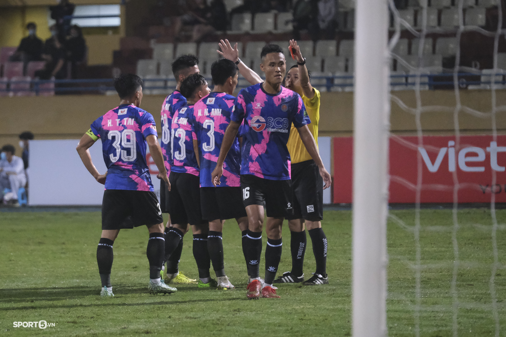 Cận cảnh pha &quot;bỏ bóng ôm người&quot; dẫn đến thẻ đỏ đầu tiên của V.League 2022 - Ảnh 7.