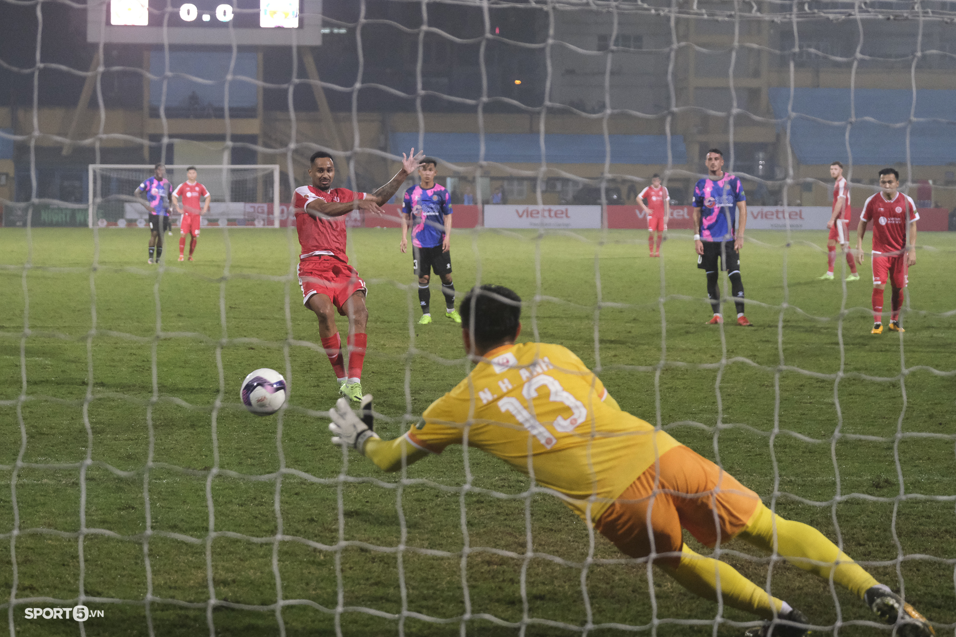 Cận cảnh pha &quot;bỏ bóng ôm người&quot; dẫn đến thẻ đỏ đầu tiên của V.League 2022 - Ảnh 8.