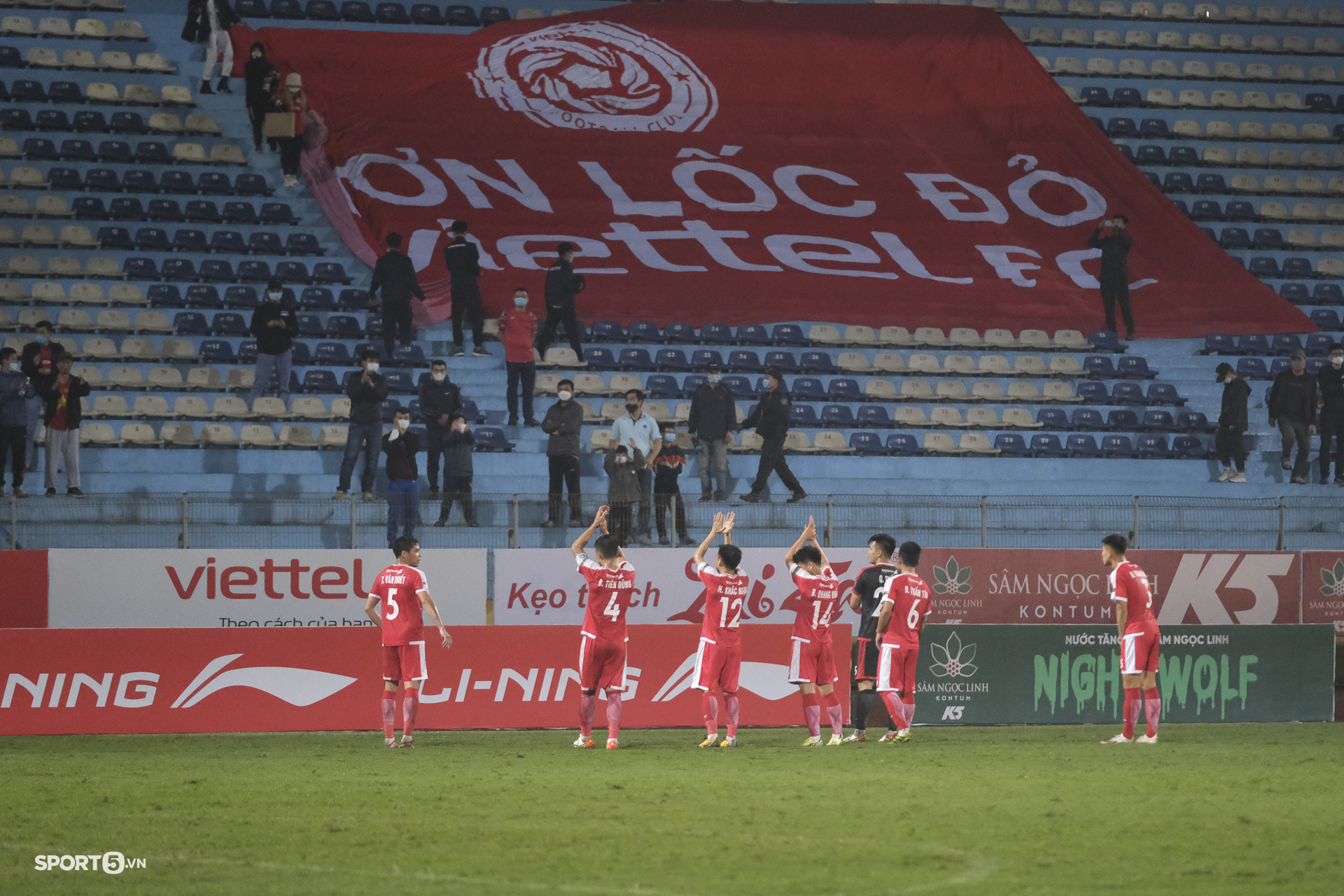 Cận cảnh pha &quot;bỏ bóng ôm người&quot; dẫn đến thẻ đỏ đầu tiên của V.League 2022 - Ảnh 13.