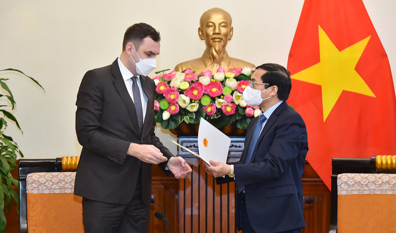 Đề nghị Ba Lan hỗ trợ các chuyến bay đưa người Việt lánh nạn từ Ukraine về nước - Ảnh 1.