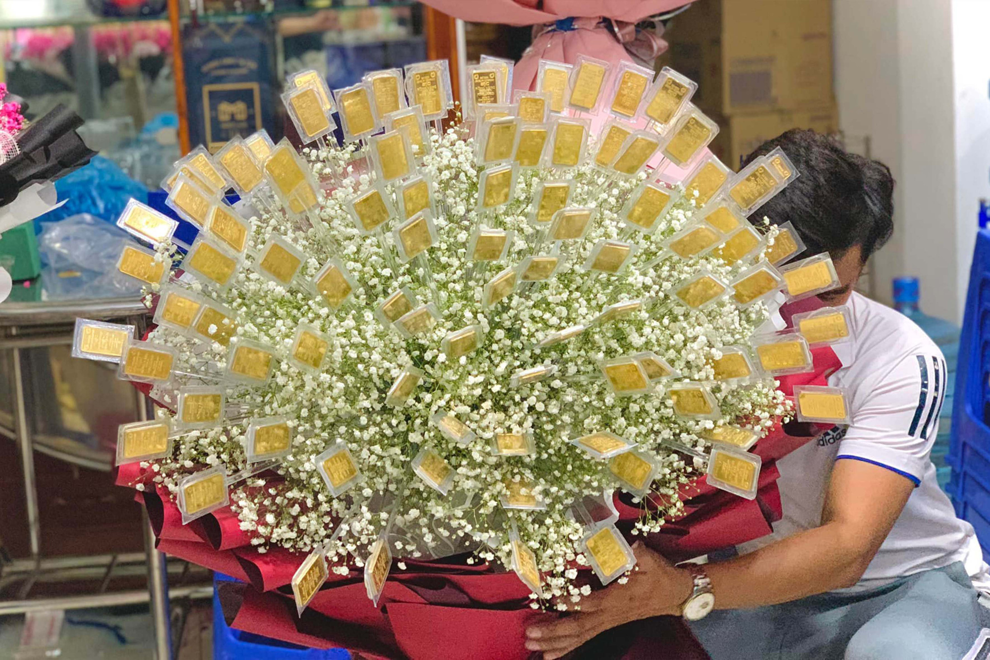 Tròn mắt trước bó hoa 100 lượng vàng trị giá 7 tỷ đồng của đại gia Cần Thơ tặng vợ ngày 8/3 - Ảnh 3. Tròn mắt trước bó hoa 100 lượng vàng trị giá 7 tỷ đồng của đại gia Cần Thơ tặng vợ ngày 8/3 - Ảnh 3.