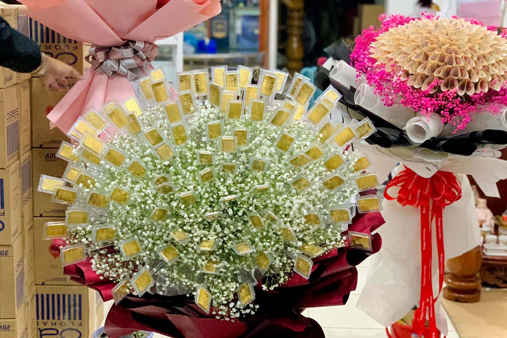 Tròn mắt trước bó hoa 100 lượng vàng trị giá 7 tỷ đồng của đại gia Cần Thơ tặng vợ ngày 8/3 - Ảnh 2. Tròn mắt trước bó hoa 100 lượng vàng trị giá 7 tỷ đồng của đại gia Cần Thơ tặng vợ ngày 8/3 - Ảnh 2.