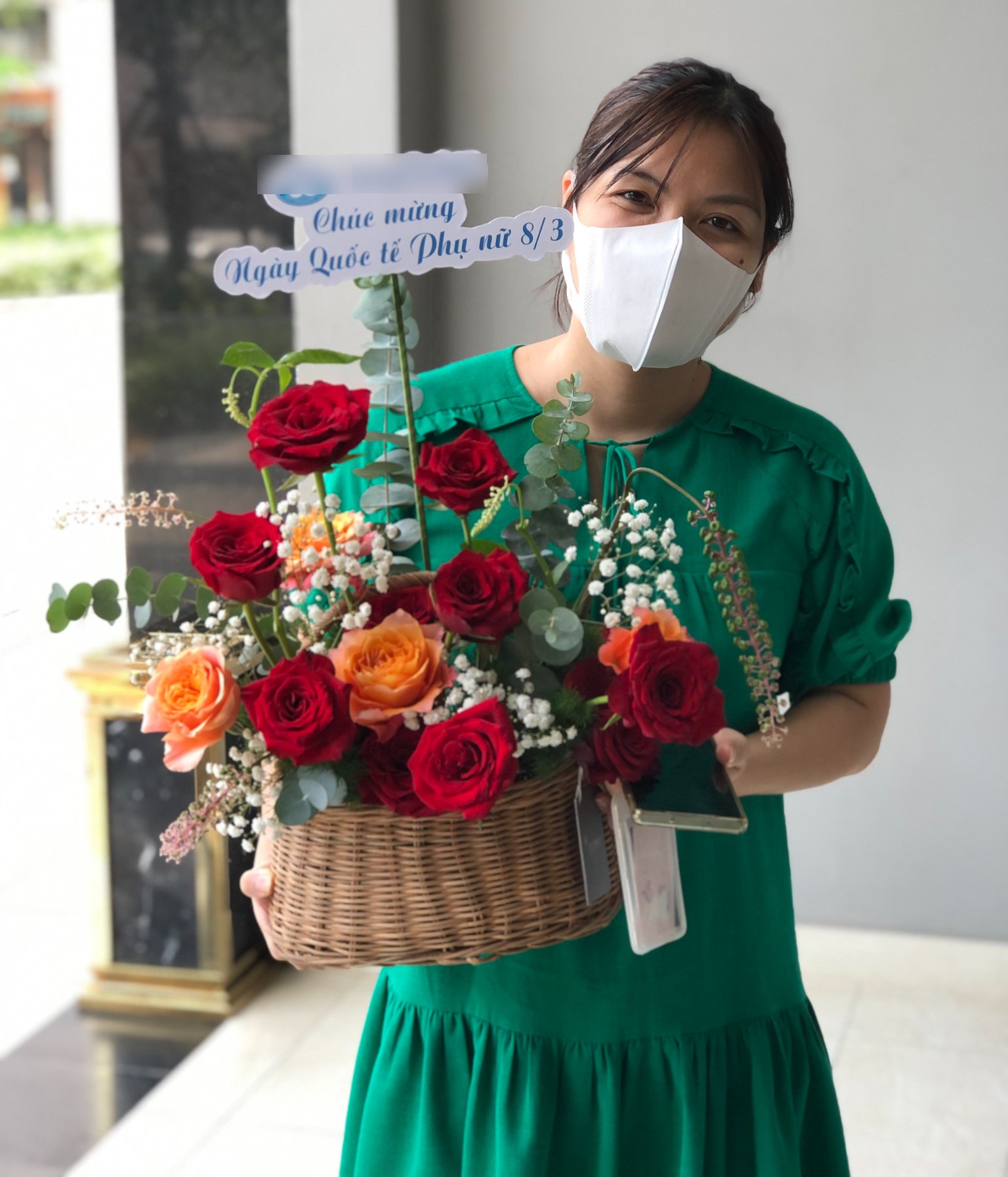 Chị em nhận hoa sớm từ các quý ông, thị trường quà tặng 8/3 dần nhộn nhịp - Ảnh 4.