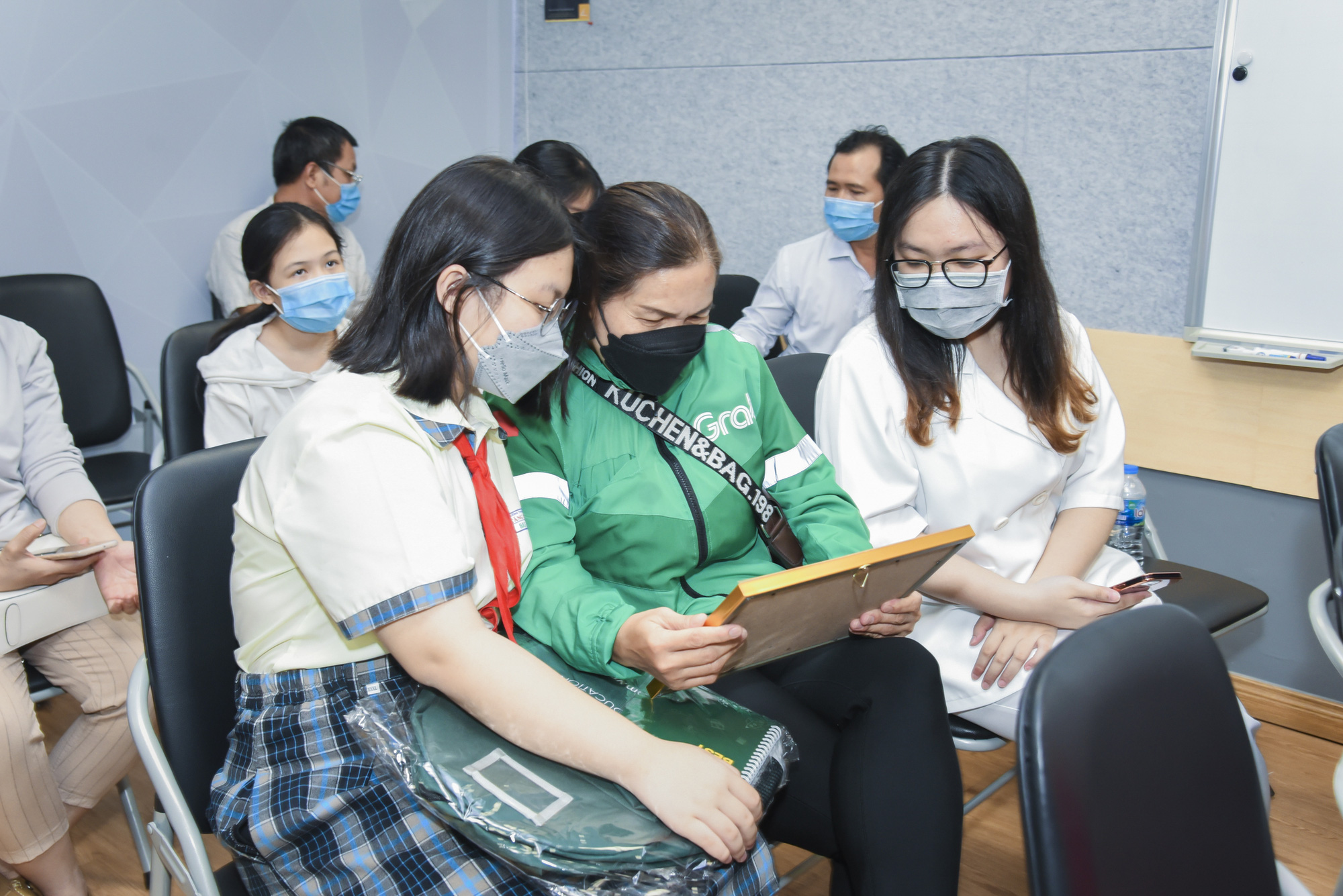Grab trao 23 suất học bổng chương trình &quot;Học bổng chồi xanh - Tương lai chắp cánh&quot; cho con em đối tác - Ảnh 1.