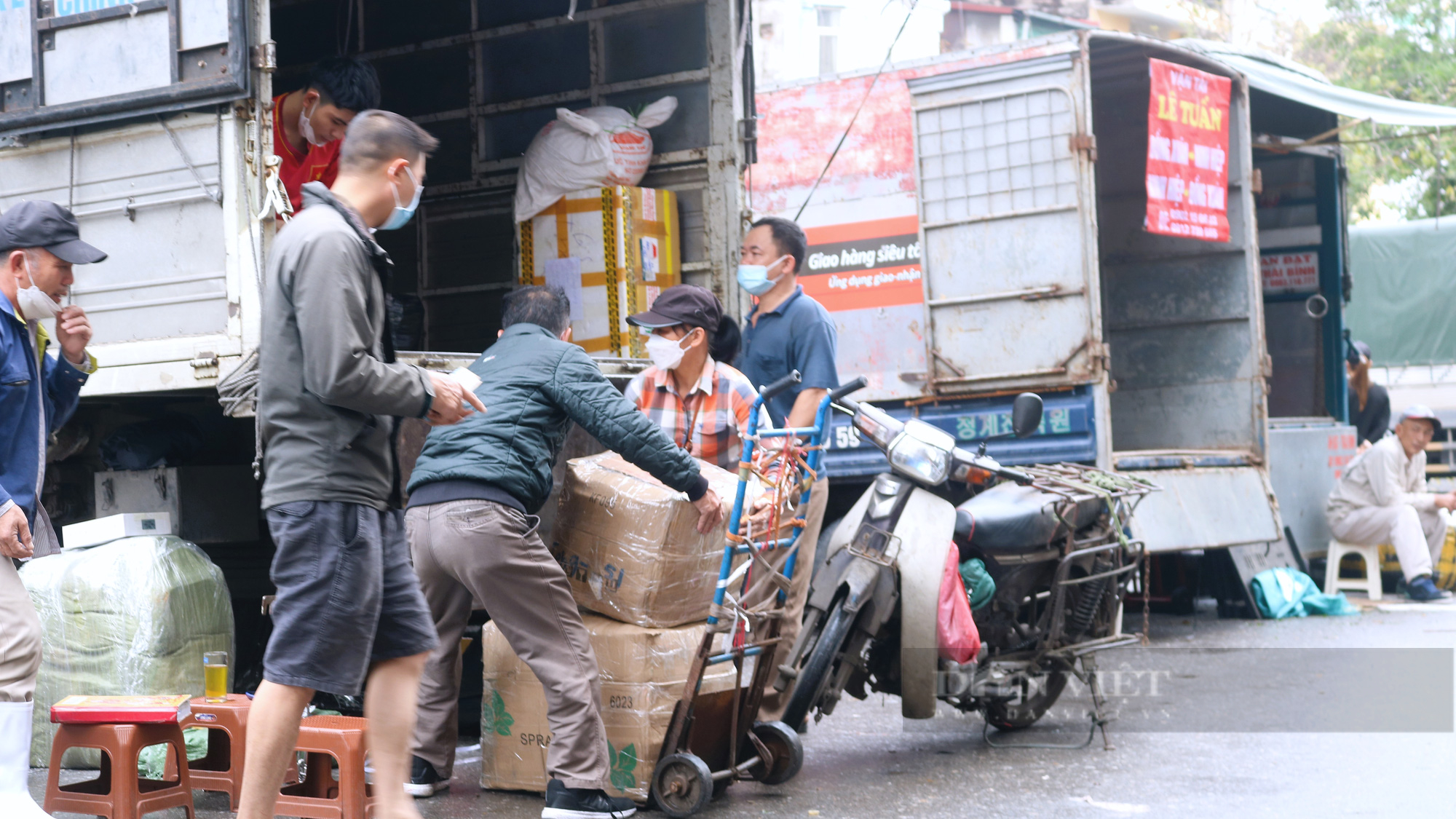 Chợ Đồng Xuân là nơi mưu sinh của nhiều phụ nữ làm “cửu vạn”. Ảnh: Doãn Nhàn