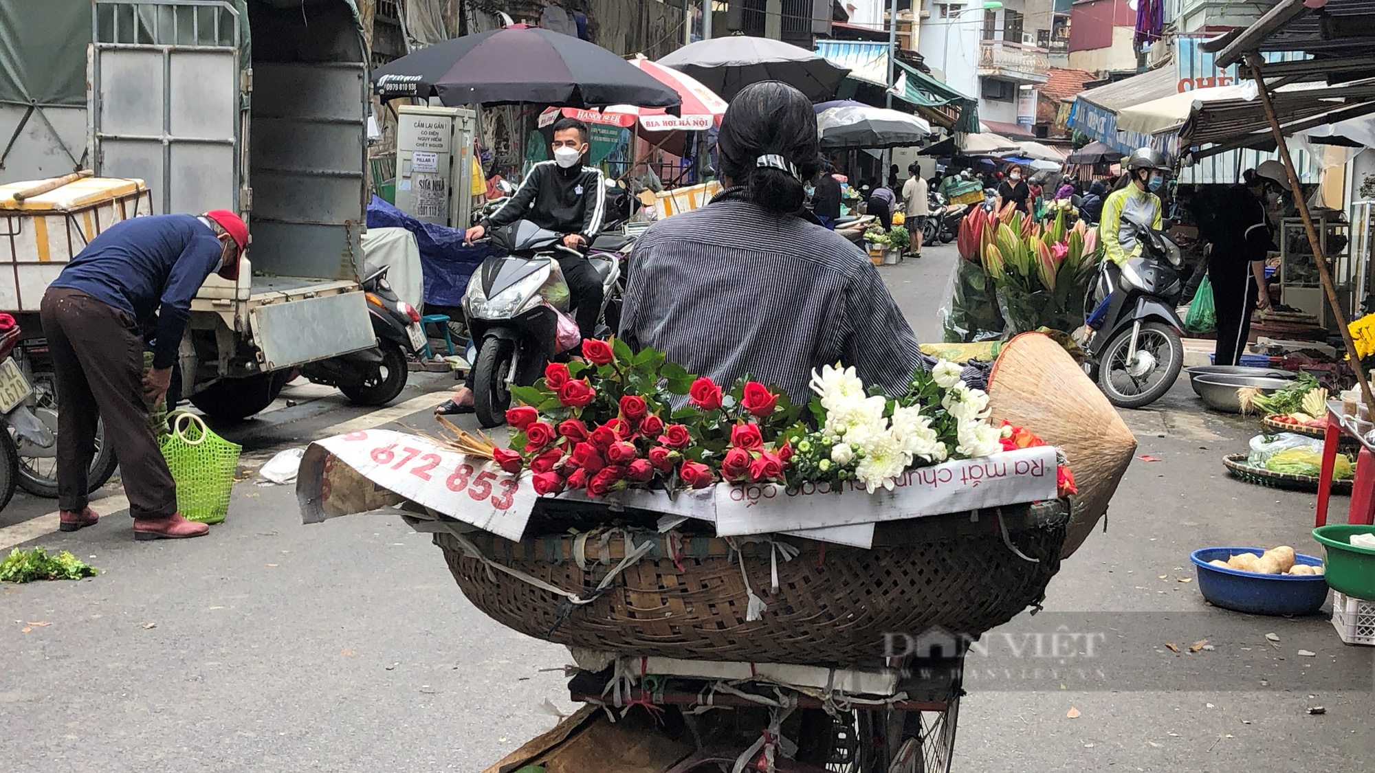 Ngày Quốc tế phụ nữ, nhiều người không được tặng hoa, tặng quà. Thay vào đó, họ bán &quot;niềm vui&quot; cho người khác để đổi lại vài đồng lãi. Ảnh: Doãn Nhàn