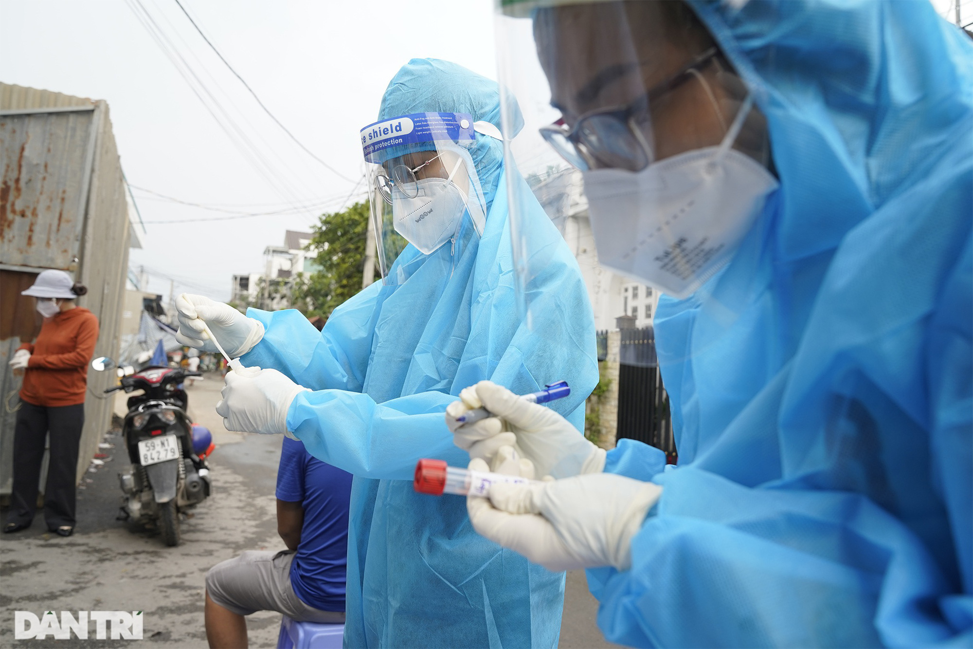 Vì sao Việt Nam chưa thể coi Covid-19 như bệnh cúm dù tiêm vaccine nhiều? - Ảnh 2. Vì sao Việt Nam chưa thể coi Covid-19 như bệnh cúm dù tiêm vaccine nhiều? - Ảnh 2.