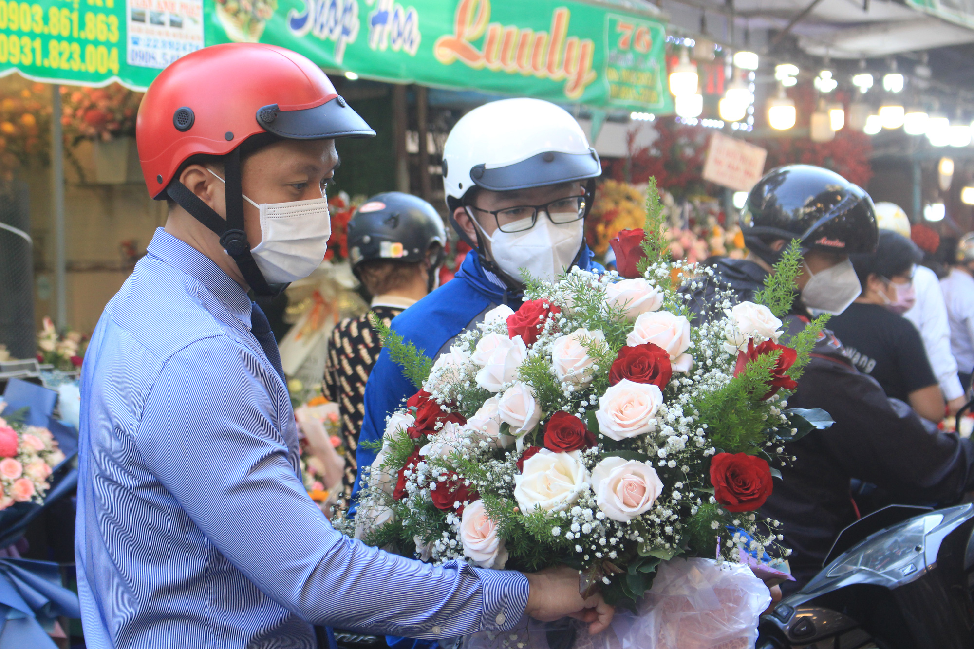 Hoa, quà tặng 8/3 đa dạng, nhiều ưu đãi hấp dẫn cho chị em - Ảnh 1.