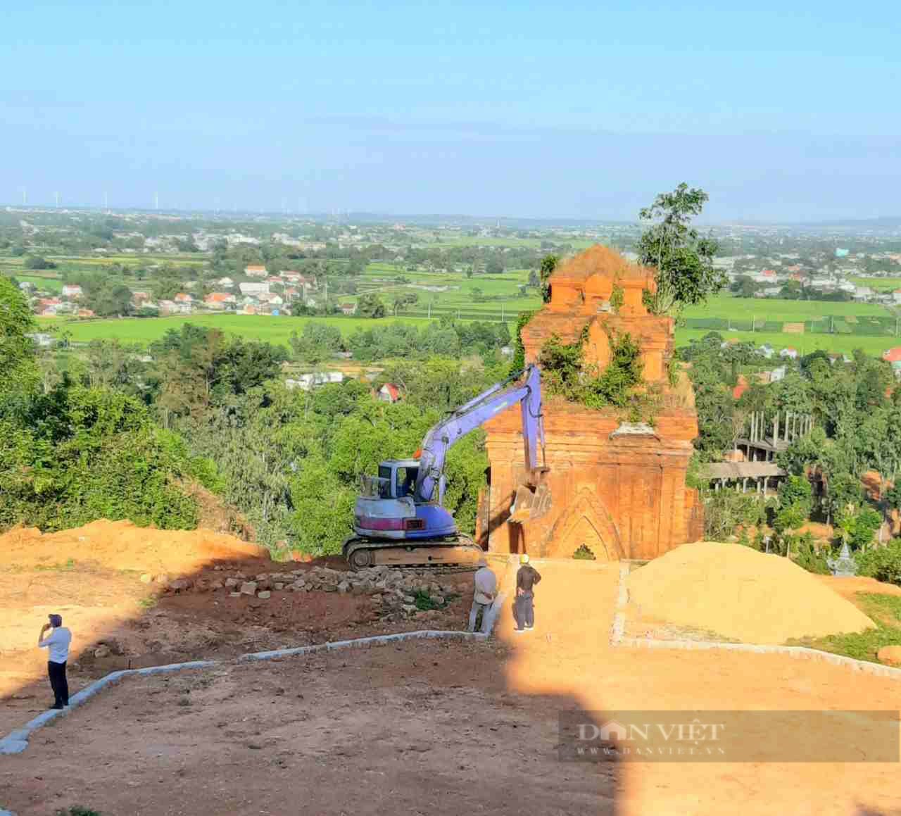 “Lạ lùng” dùng cơ giới tu bổ tháp cổ gần 1.000 năm tuổi: Chưa cung cấp đủ hồ sơ, Cục Di sản vào cuộc - Ảnh 3.