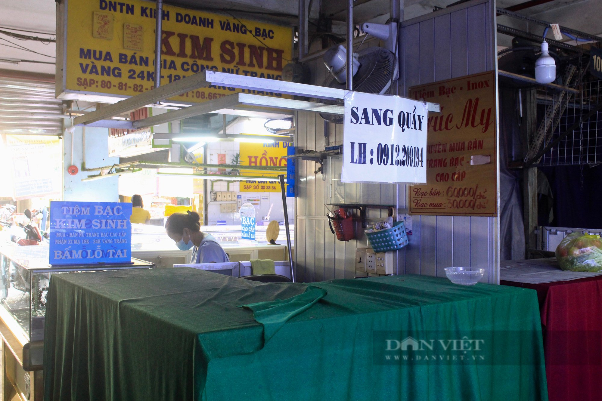 Lạ: Giá vàng tăng kỷ lục, chủ tiệm vàng rầu rĩ, sang sạp, trả quầy vì quá ế - Ảnh 2.