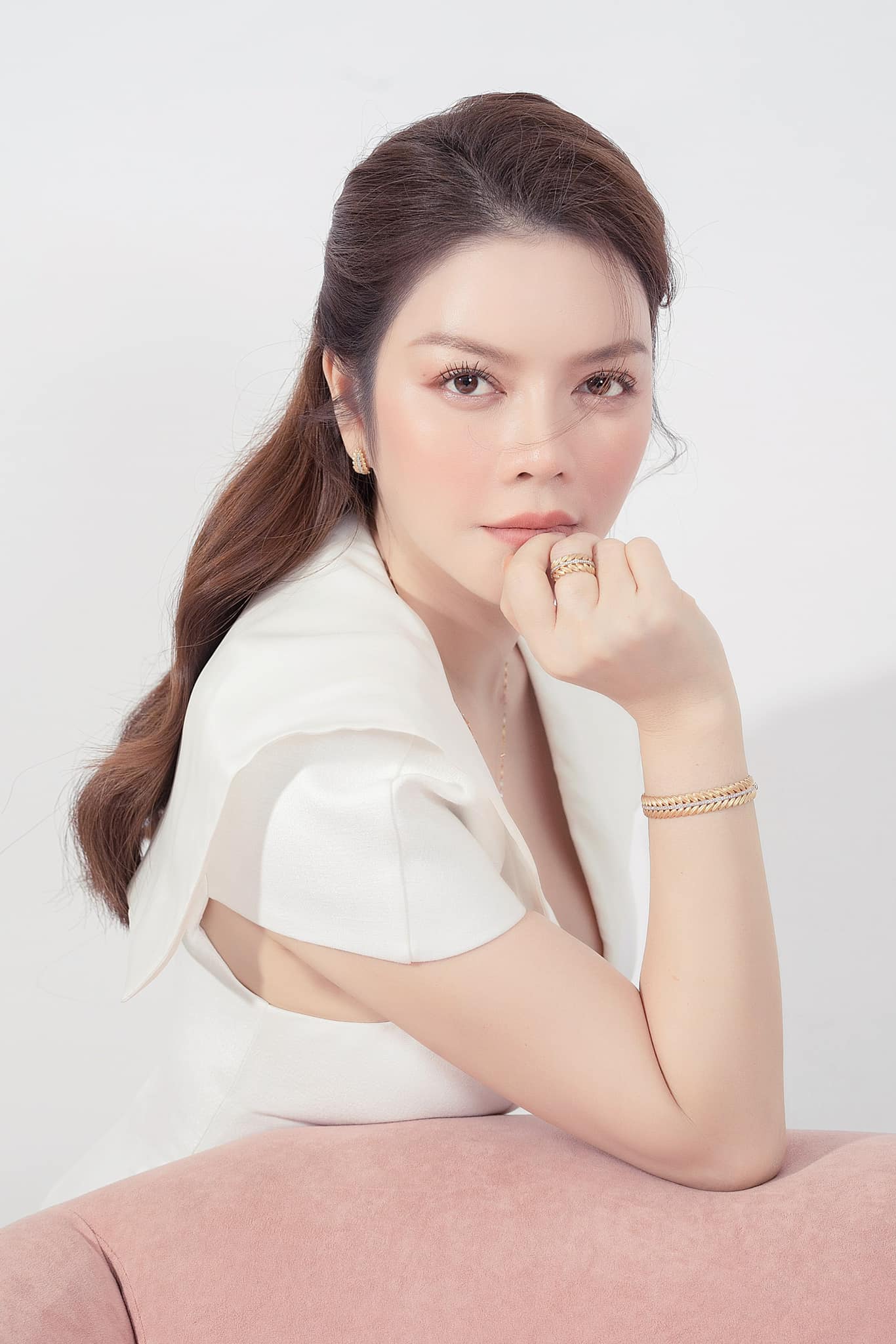 Lý Nhã Kỳ: Nữ đại gia đình đám Vbiz từng dại khờ trong tình yêu - Ảnh 1.