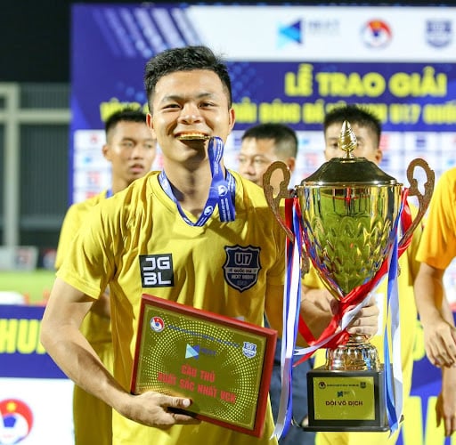 Tiền vệ Nguyễn Văn Bách 2K3 của SLNA: &quot;Trọng Hoàng phiên bản 2.0&quot; - Ảnh 2.