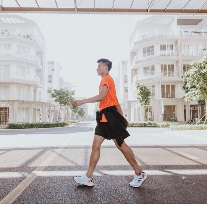 Vì sao thủ môn Bùi Tiến Dũng được coi như siêu mẫu nam? - Ảnh 2.