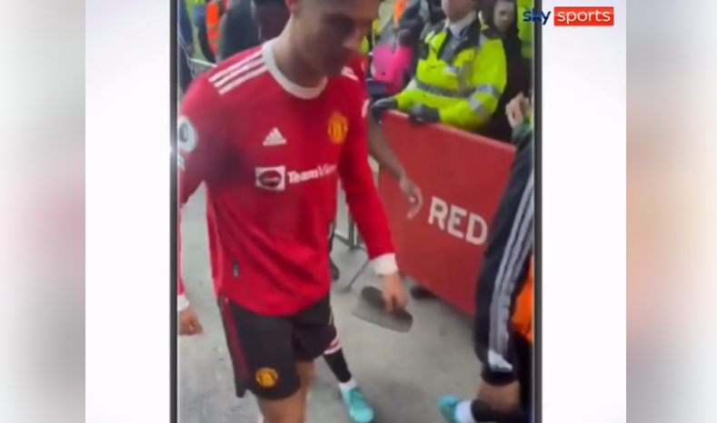 Ronaldo hành xử thế nào sau khi đập vỡ điện thoại của CĐV? - Ảnh 1.