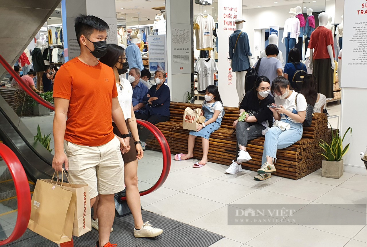 Trung tâm thương mại TP.HCM đông người mua sắm dịp lễ Giỗ Tổ Hùng Vương - Ảnh 9.