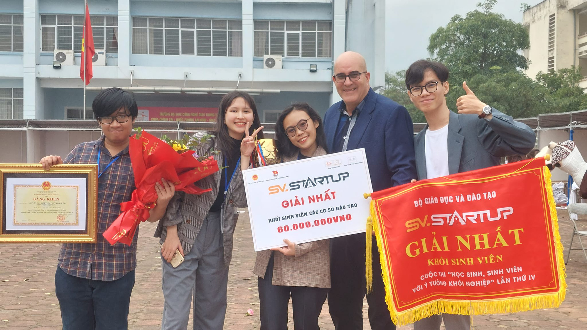 Nhóm sinh viên tạo ra ứng dụng hướng dẫn trang điểm hứa hẹn gây sốt  - Ảnh 2.