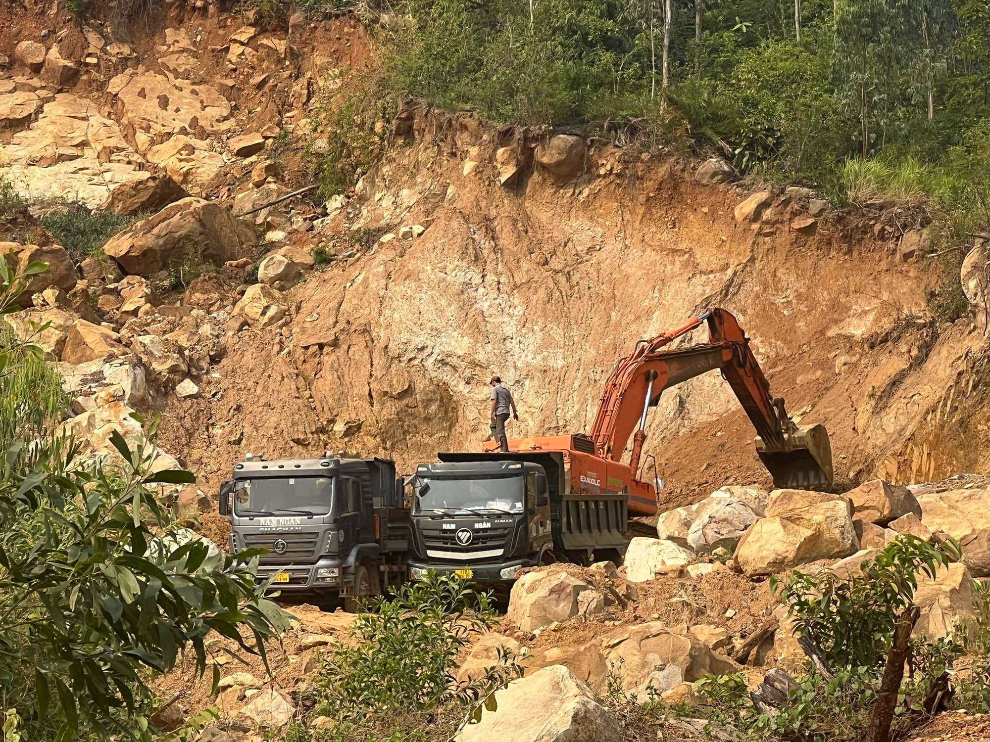 Bình Định: 'Núp bóng' mỏ đất hết hạn, Công ty Nam Ngân khai thác trái phép - Ảnh 2.