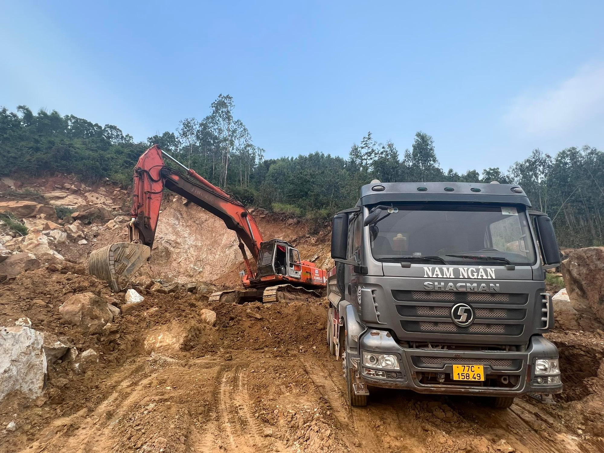 Bình Định: 'Núp bóng' mỏ đất hết hạn, Công ty Nam Ngân khai thác trái phép - Ảnh 4.
