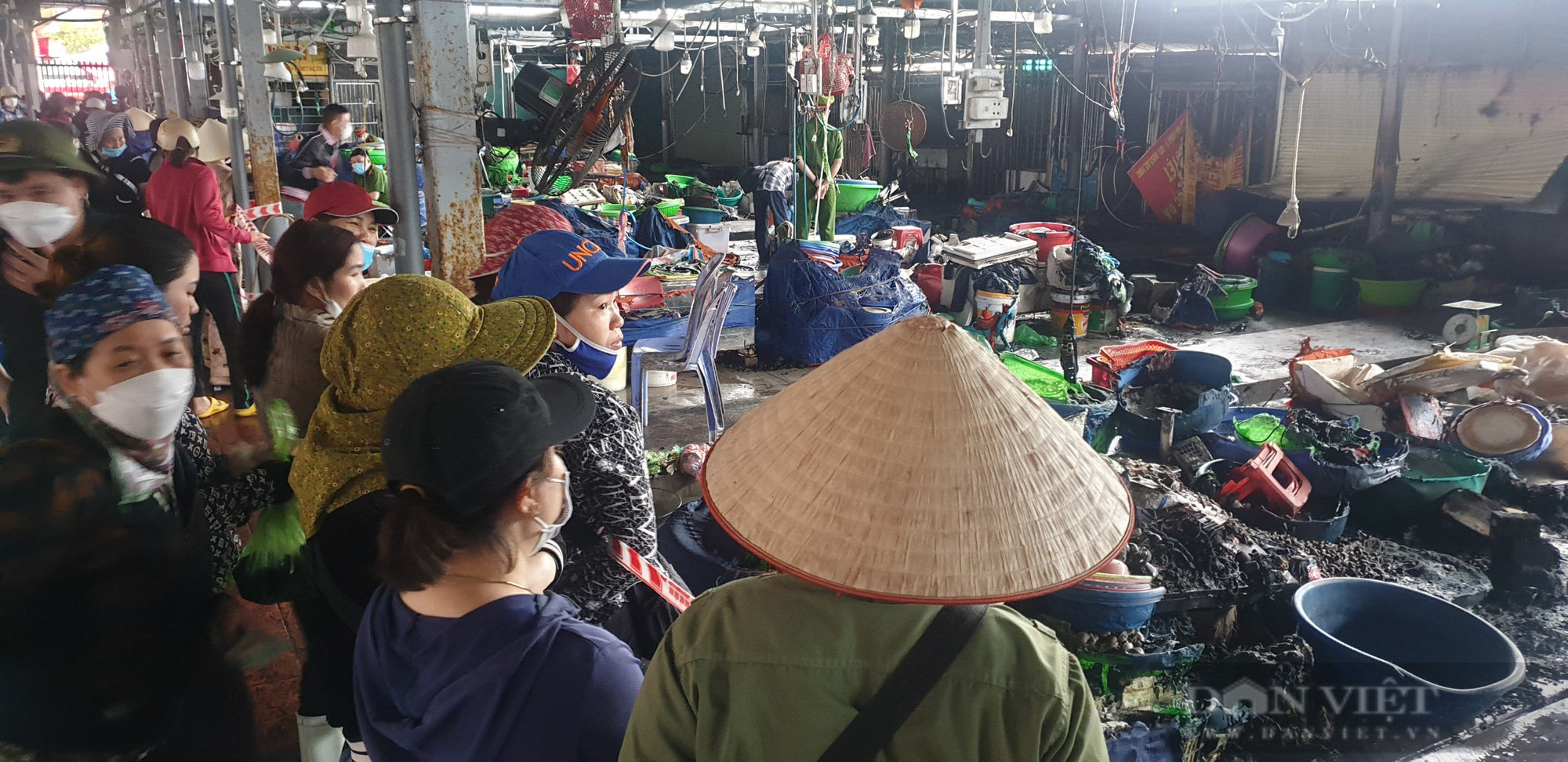 Hoang tàn khu chợ hải sản Hạ Long sau vụ cháy - Ảnh 2.