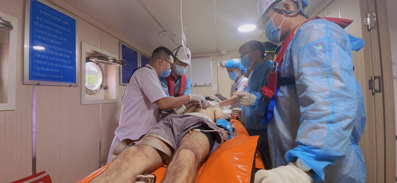 Cứu nạn thuyền viên gặp nạn trên vùng biển Khánh Hòa - Ảnh 1.