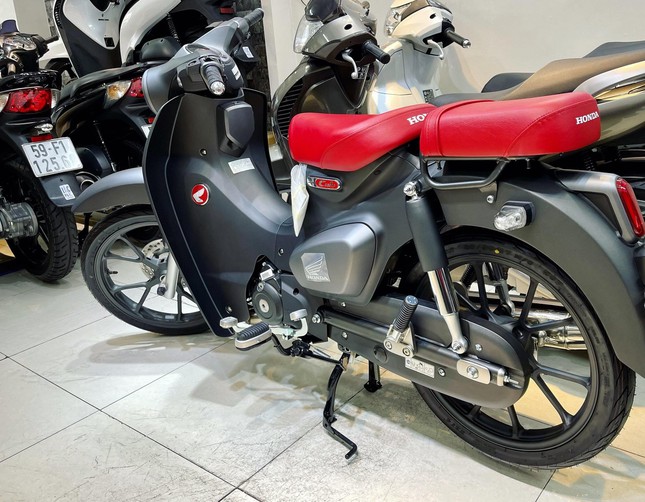 Honda Super Cub C125 đen nhám bị hét chênh hơn 100 triệu đồng - Ảnh 4.