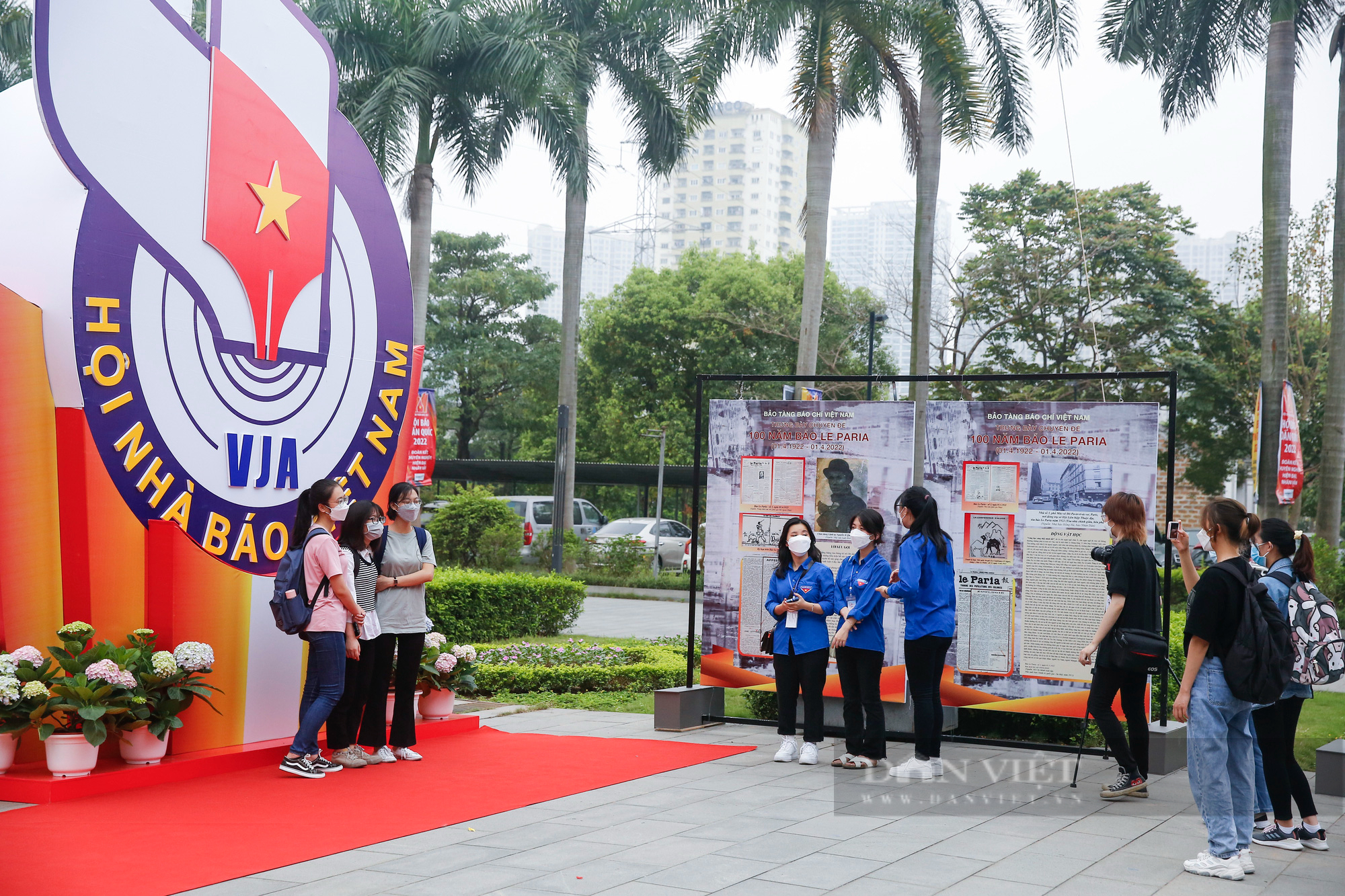 Sinh viên hào hứng với những sản phẩm báo chí giá trị tại Hội báo toàn quốc năm 2022 - Ảnh 1.