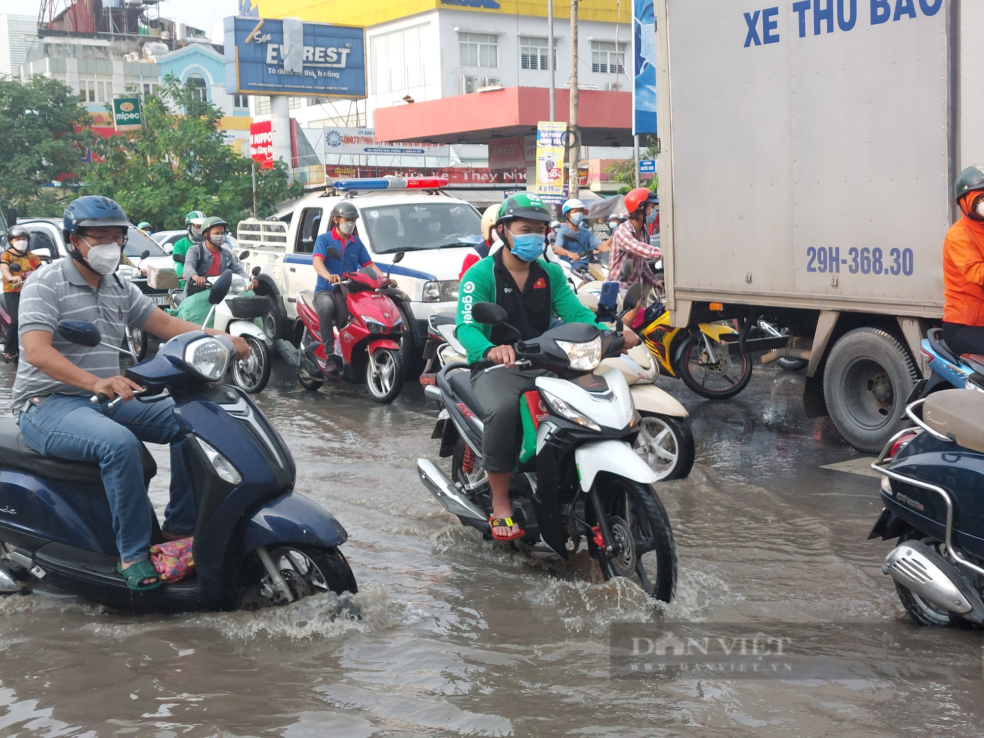 Nhiều tuyến đường ở TP.HCM ngập úng sau cơn mưa kéo dài - Ảnh 4.