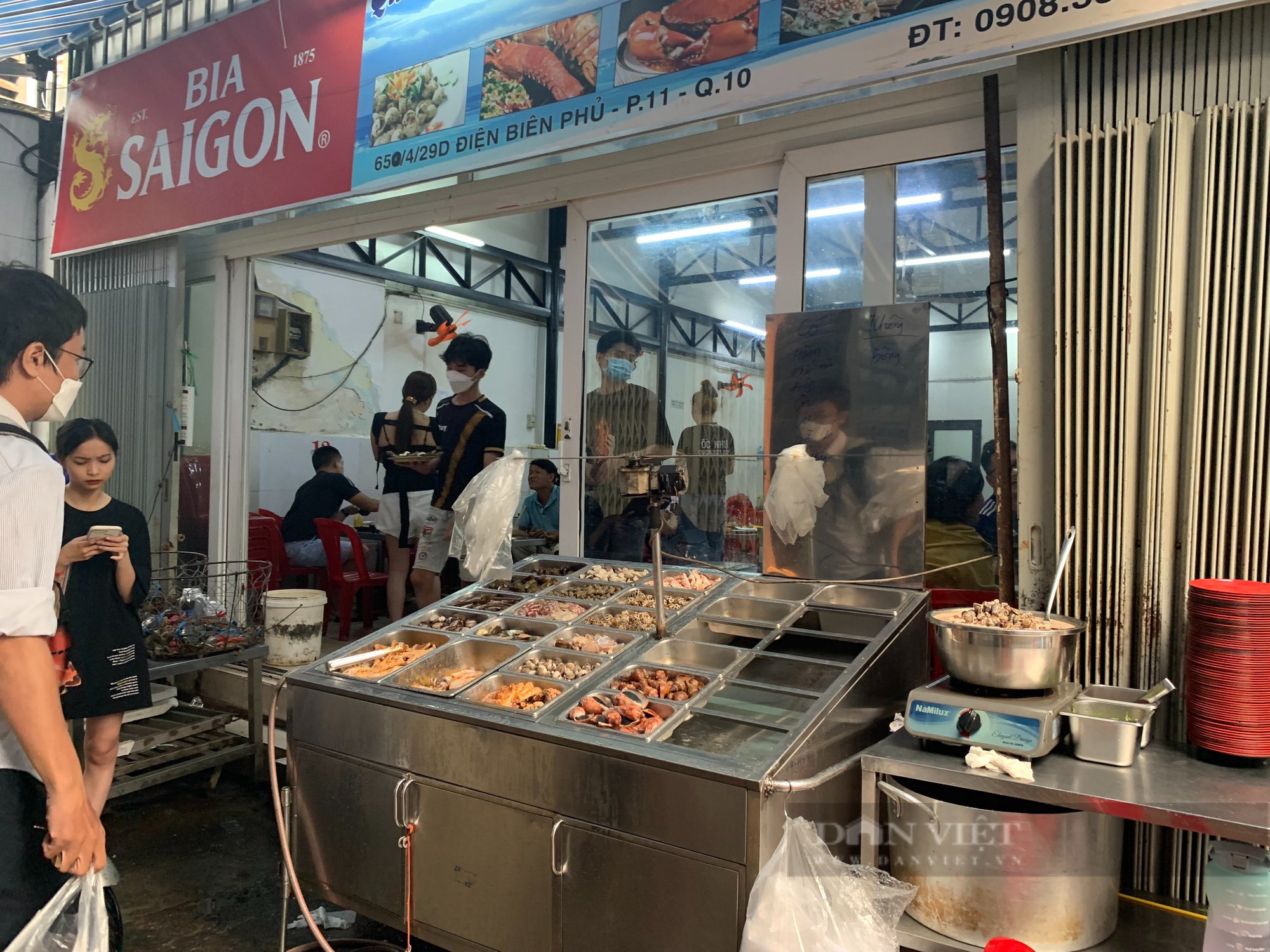 Sài Gòn quán: Quán ốc có giờ cao điểm không đụng hàng - Ảnh 1.