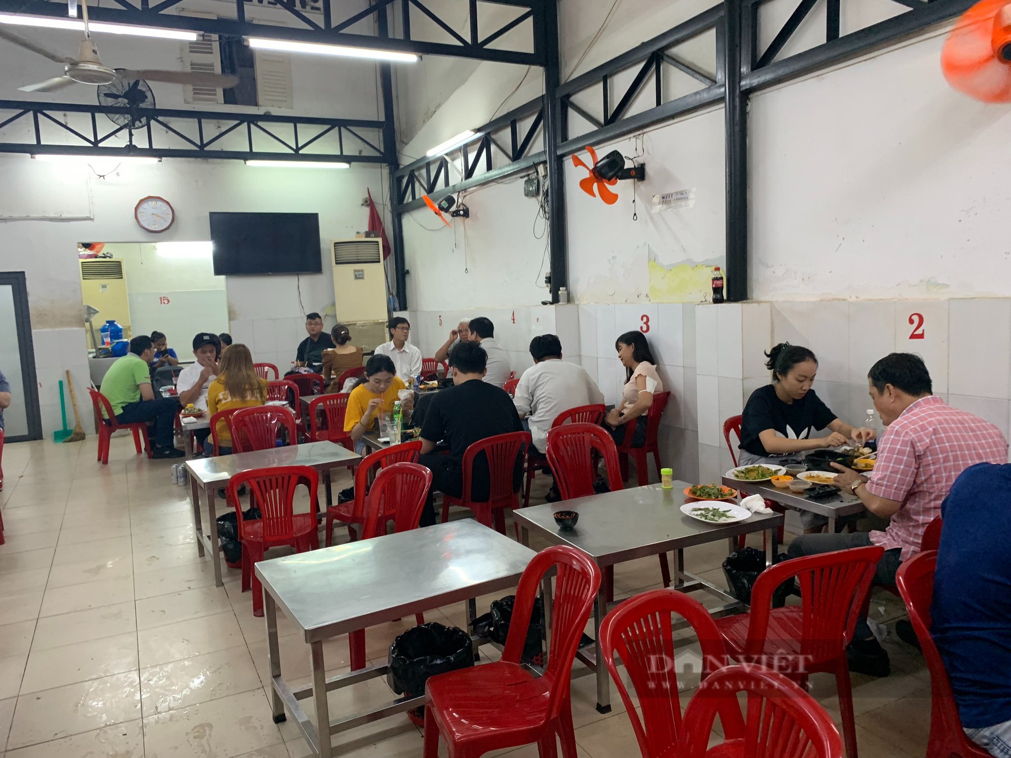 Sài Gòn quán: Quán ốc có giờ cao điểm không đụng hàng - Ảnh 3.