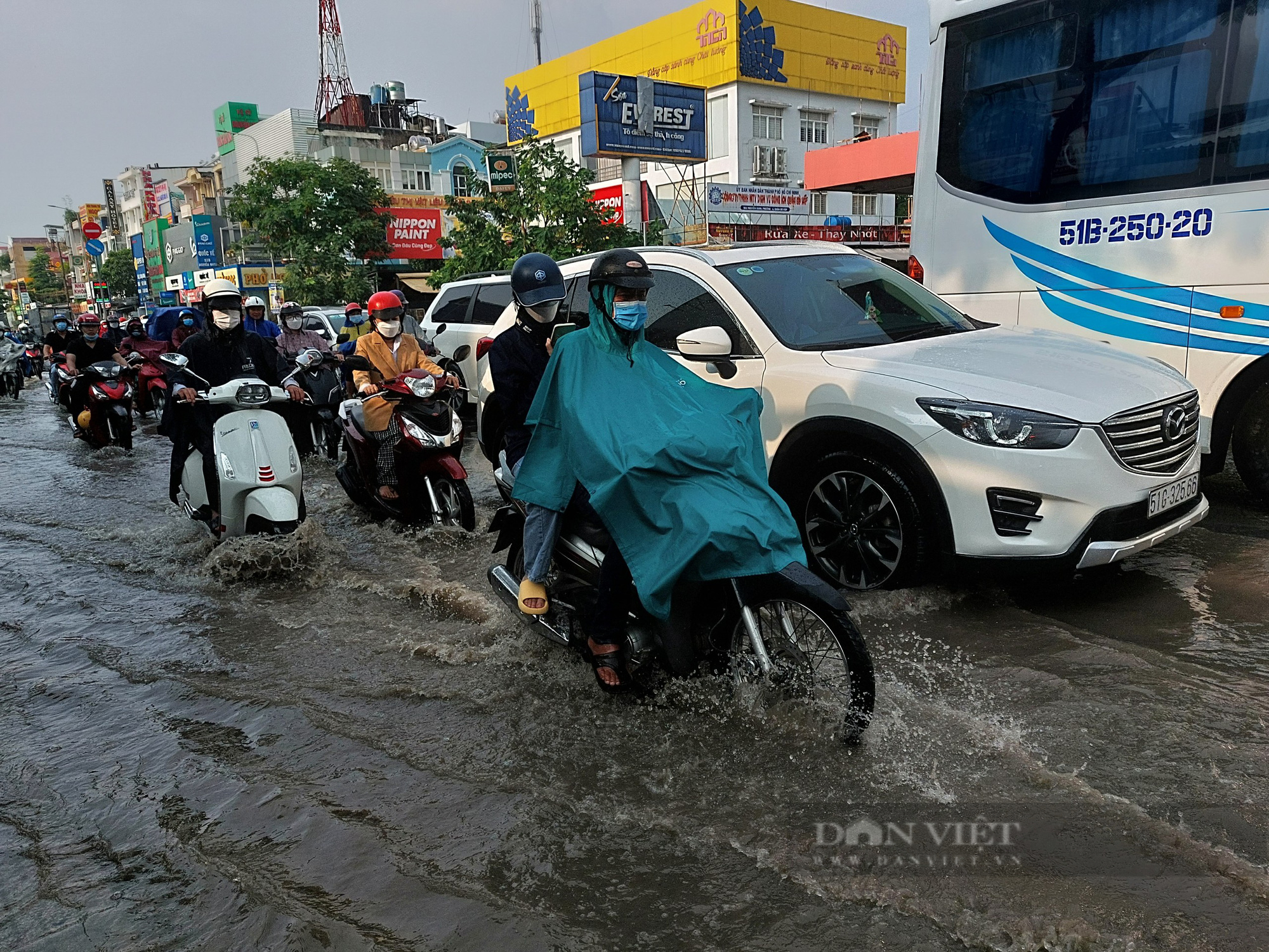 Nhiều tuyến đường ở TP.HCM ngập úng sau cơn mưa kéo dài - Ảnh 1.