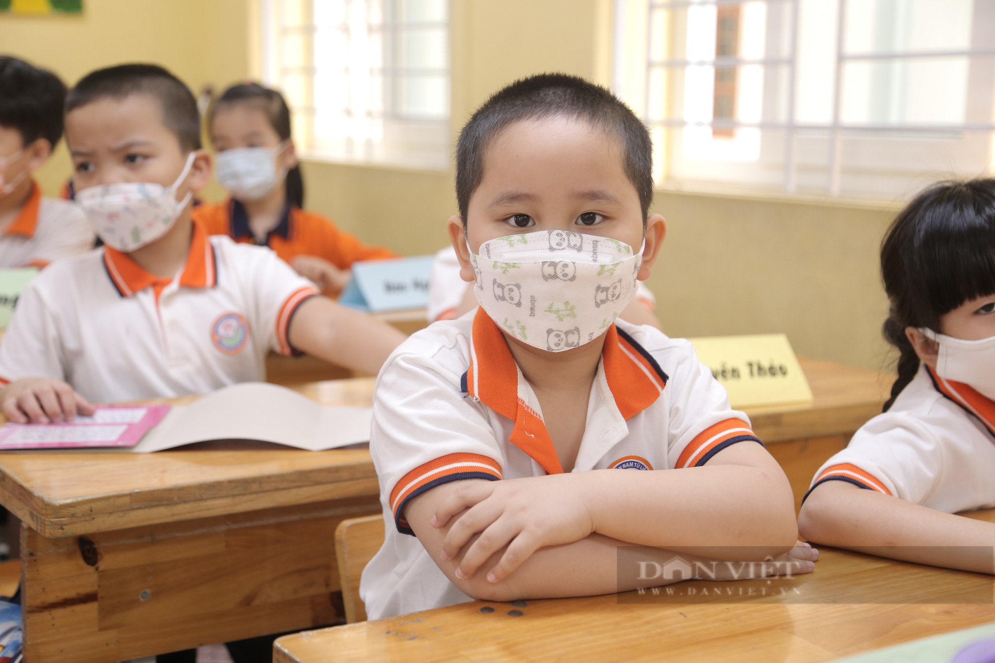 Đề xuất bỏ khẩu trang khi học sinh ngồi trong lớp học  - Ảnh 1.