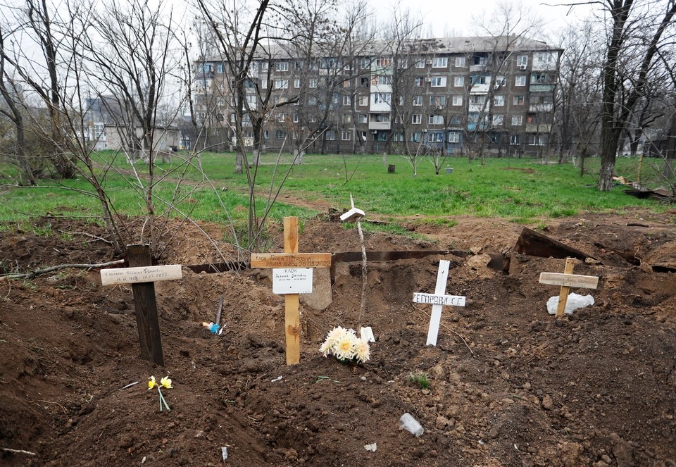 Nga công bố hình ảnh binh lính Ukraine đầu hàng tại Mariupol - Ảnh 10.