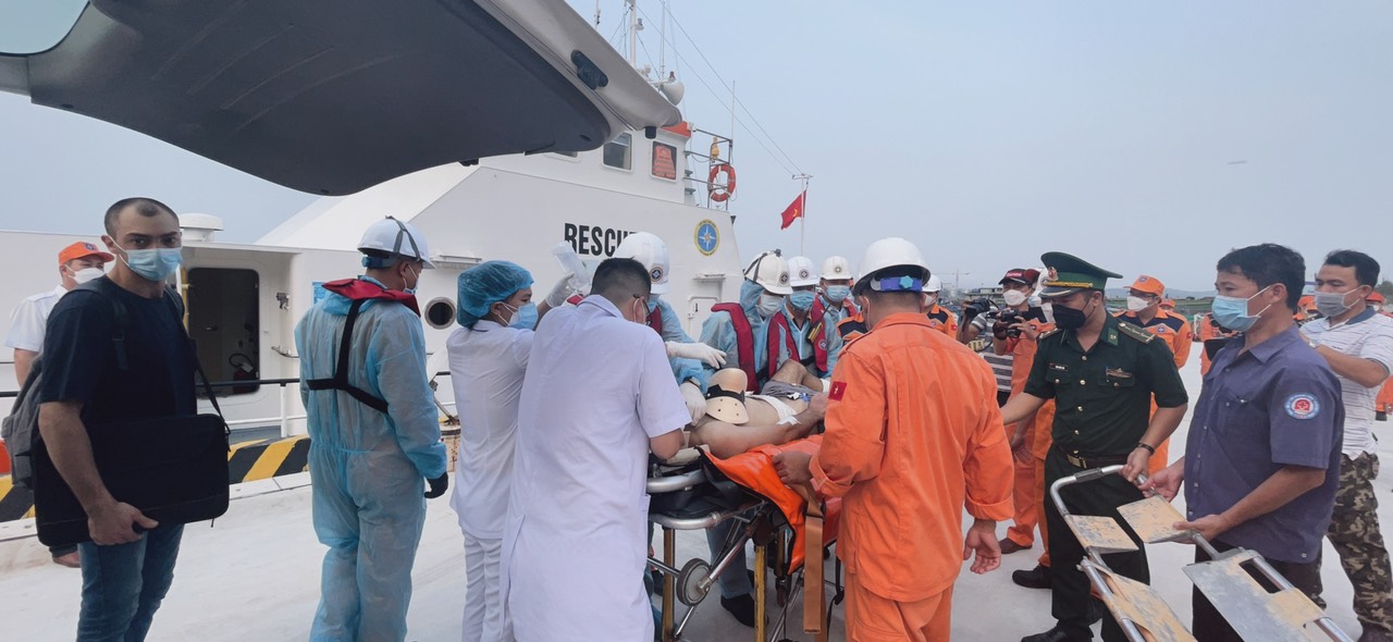 Nghẹt thở giây phút đưa thuyền viên nước ngoài gặp nạn vào bờ  - Ảnh 2.