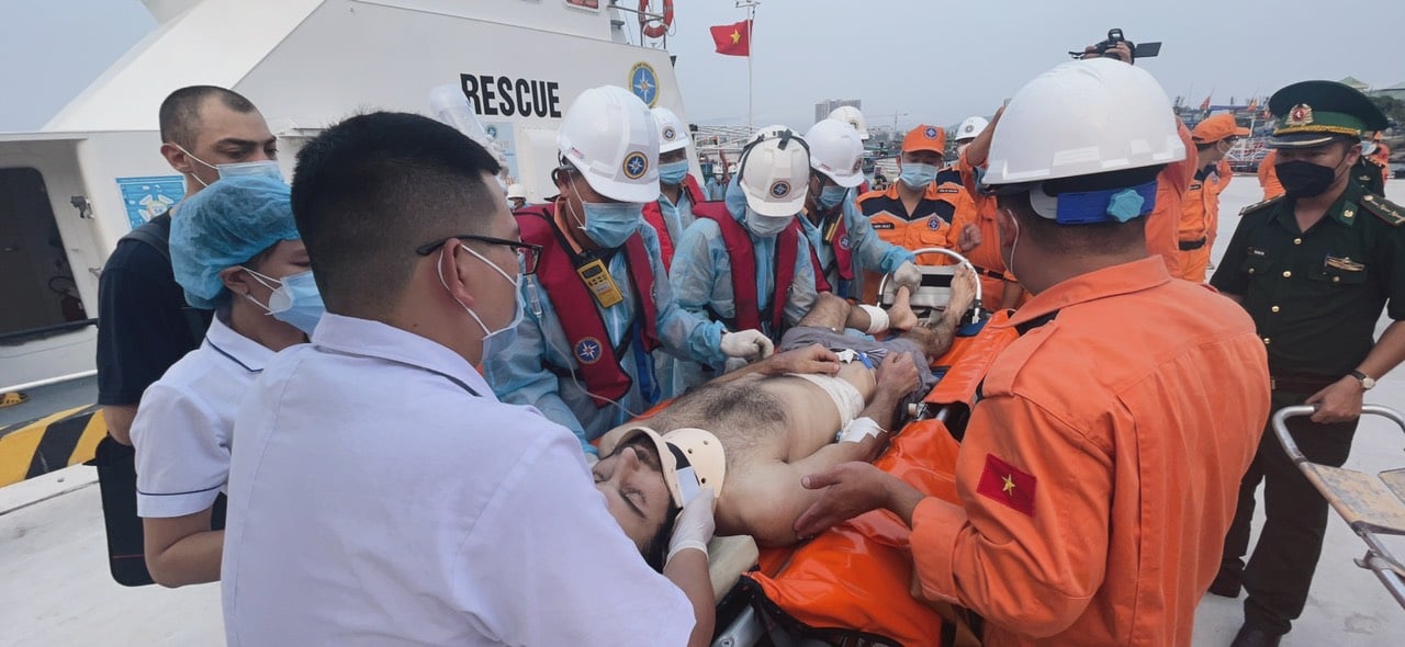 Nghẹt thở giây phút đưa thuyền viên nước ngoài gặp nạn vào bờ  - Ảnh 3.