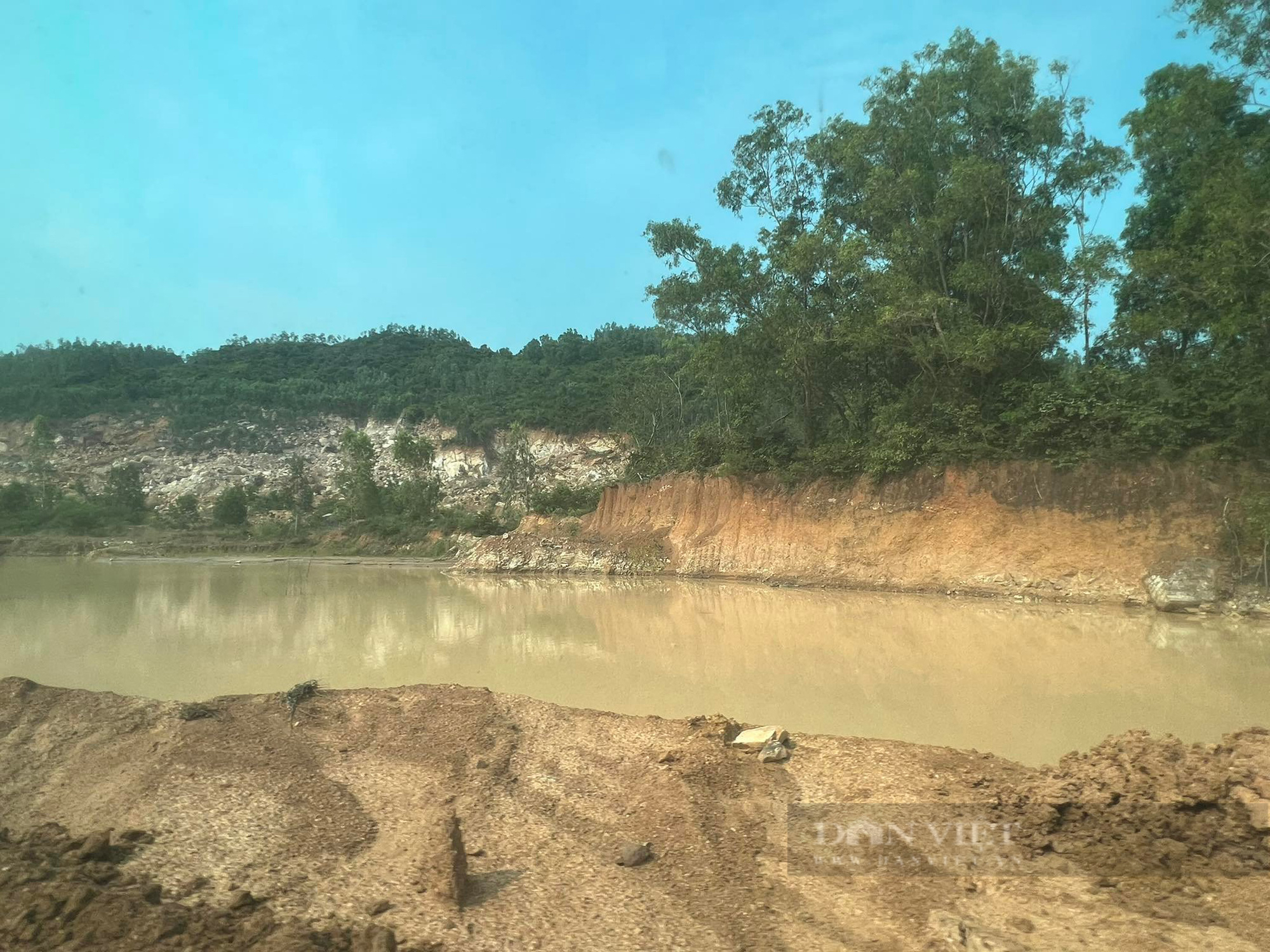 Cậnh cảnh đoàn xe 'siêu tải' cày xéo trên đường khiến người dân Bình Định bất an - Ảnh 6.